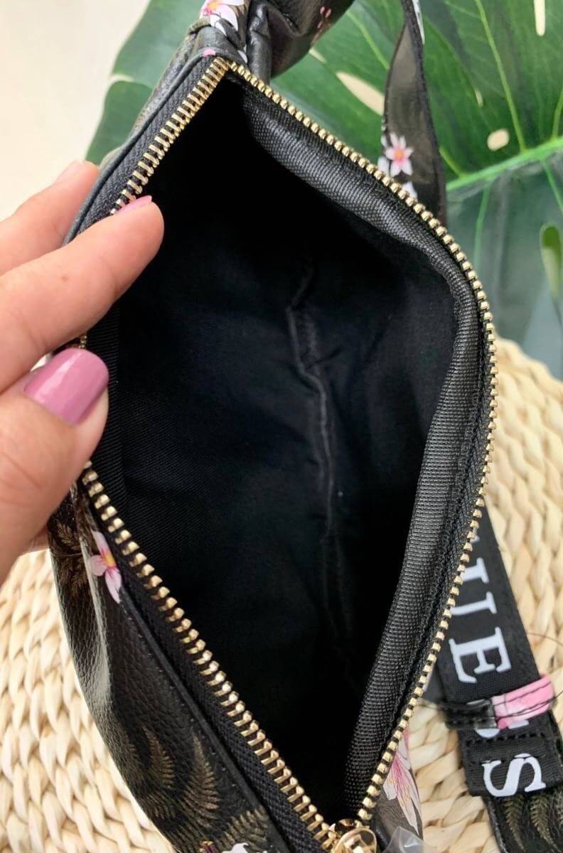 GUESS GESABEL GYM FANNY PACK กระเป๋าคาดอก//คาดเอว ใบงาม ขนาดกำลังดี วัสดุหนังนิ่ม เบา ด้านหน้ามีโลโก้แบรนด์ พร้อมช่องซิปหนึ่งช่อง ช่องซิปหลักกว้าง ใส่ของได้จุ ค่ะ สายคาดตีแบรนด์ตลอดสาย เลื่อนปรับฟรีไซด์น่ะค่ะ สินค้าพร้อมส่ง ใบจริงน่าใช้มากๆค่ะ