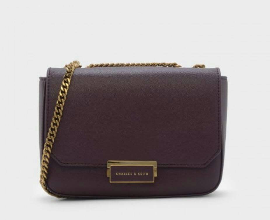 CHARLES & KEITH PUSH-LOCK CHAIN SLING BAG 2018 กระเป๋าสะพายวัสดุหนังคาเวียร์สวยอยู่ทรง ขนาดมินิกำลังดี น้ำหนักเบา เปิดปิดด้วยฝาปิดตัวล็อคปั๊มโลโก้ด้านหน้า ภายใน มีช่องซิป และช่องใส่บัตร มาพร้อมสายสะพายโซ่ยาวสามารถซ้อนสายสั้นสะพายไหล่ หรือสายยาว Crossbodyไ