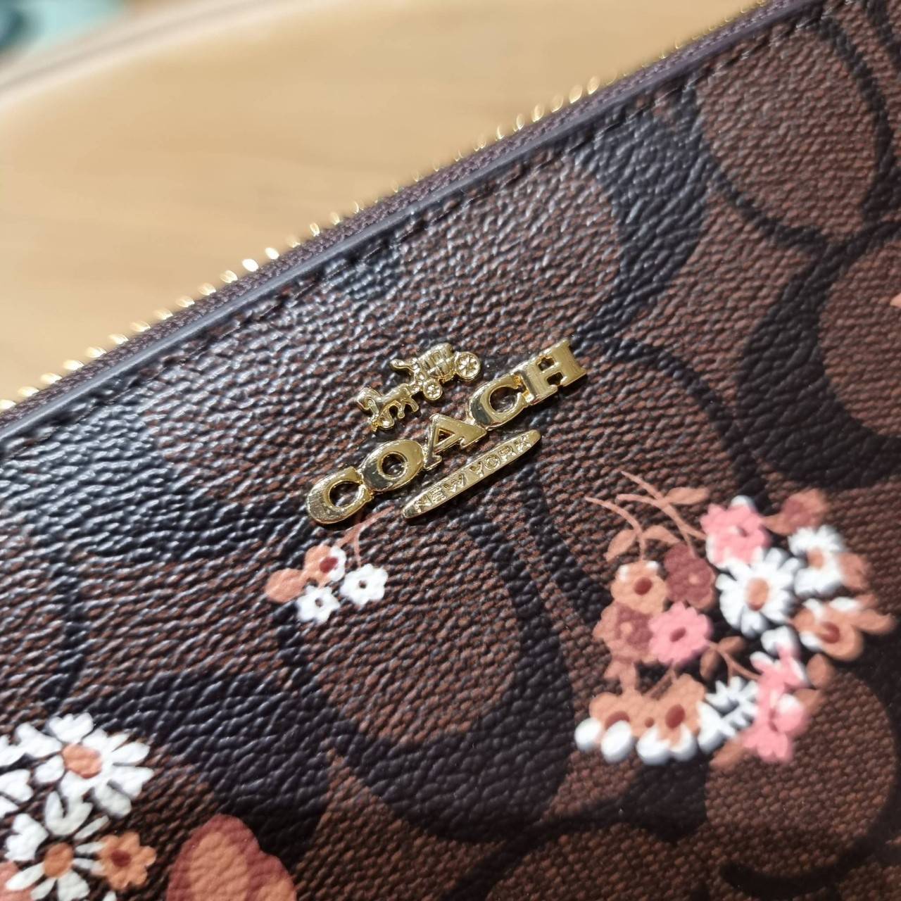 COACH ACCORDION ZIP WALLET IN SIGNATURE CANVAS WITH PRAIRIE ROSE / JUMBO FLORAL / CAMO ROSE FLORAL / MEDLEY BOUQUET PRINT ((F31572/F39189/F26290/F2859)) สวยคลาสสิคไม่มีใครเกิน!! กระเป๋าสตางค์ใบยาว ลวดลายสวย สีสันโดดเด่น วัสดุหนังแคนวาสเคลือบ เปิด-ปิดด้วยซ
