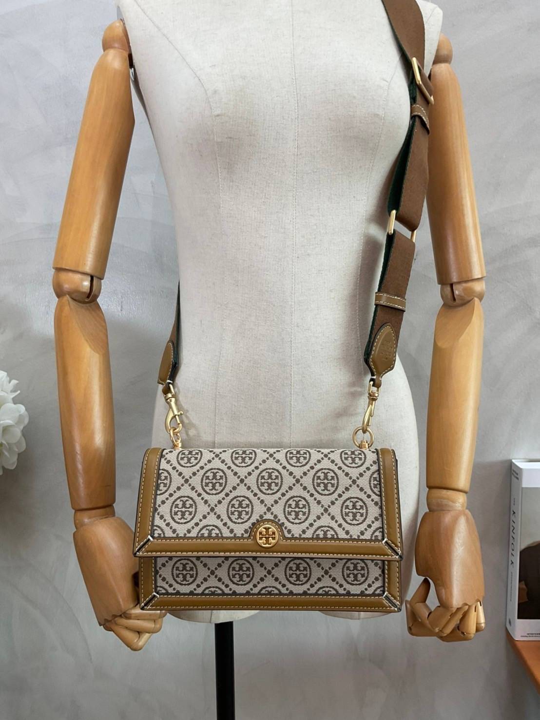 TORY BURCH 81000 MINI T MONOGRAM JACQUARD SHOULDER BAG คอลเลคชั่นฤดูใบไม้ผลิ 2021 กระเป๋าสะพายรุ่นใหม่จาก Tory Burch ดีไซน์สวยคลาสสิค แฝงไว้ด้วยความหรู ลวดลายผ้าแจ็คการ์ด T Monogram บนกระเป๋า Tory Burch นี้ เป็นการยกย่องให้กับงานควิลท์ชาวเพนซิลเวเนียดัตช์