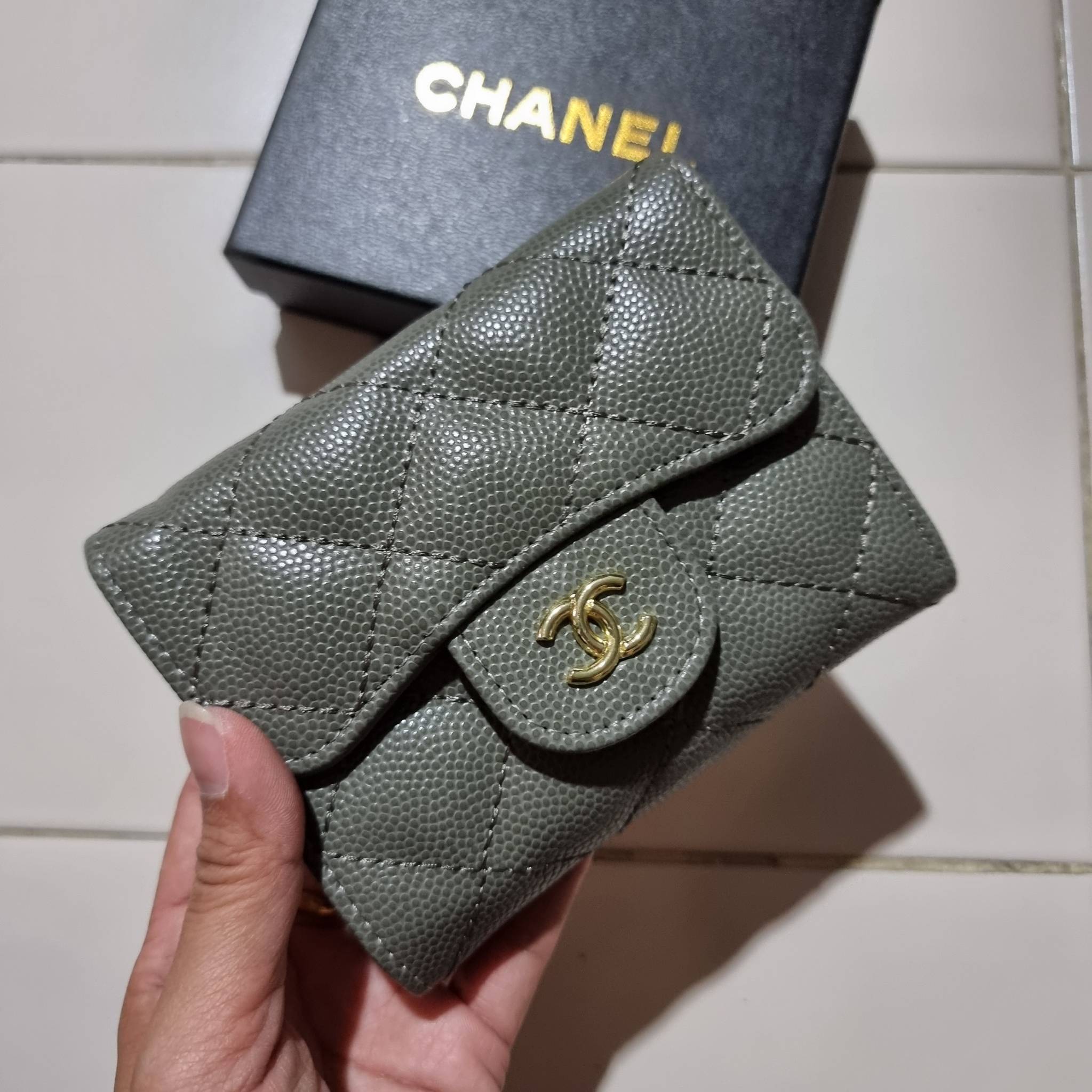 VIP 】มาแล้วจ้า!! รุ่นแนะนำ!! ฮิตติดใจสาวๆ!! กระเป๋าสตางค์ใบสั้นรุ่นฝาพับ จาก Chanel premium for gift เรียบหรู ดูไฮน์ วัสดุหนังสังเคราะห์ลายคาร์เวีย ด้านในเป็นหนังซาฟเฟียโน่ เปิด-ปิดด้วยกระดุมแม่เหล็ก ภายในกระเป๋ามีช่องใส่บัตร ใส่ธนบัตรได้ ดีไซน์เรียบหรูตา