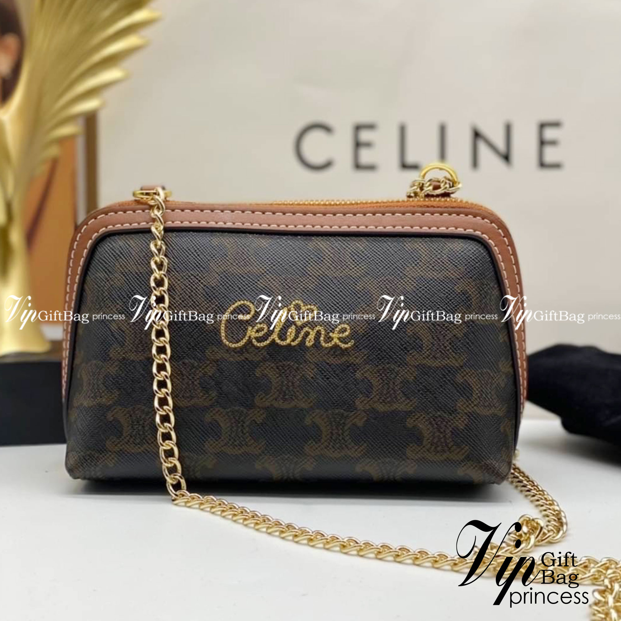 CELINE POUCH 16cm / CELINE TRIOMPHE Triumphal Arch Canvas / CELINE CLUTCH WITH CHAIN ภาพถ่ายจากสินค้าจริง พร้อมส่งที่ไทย ใช้งานต่างประเทศได้ กระเป๋าคลัทช์ดีไซน์เรียบหรูออกแบบมาได้อย่างลงตัว