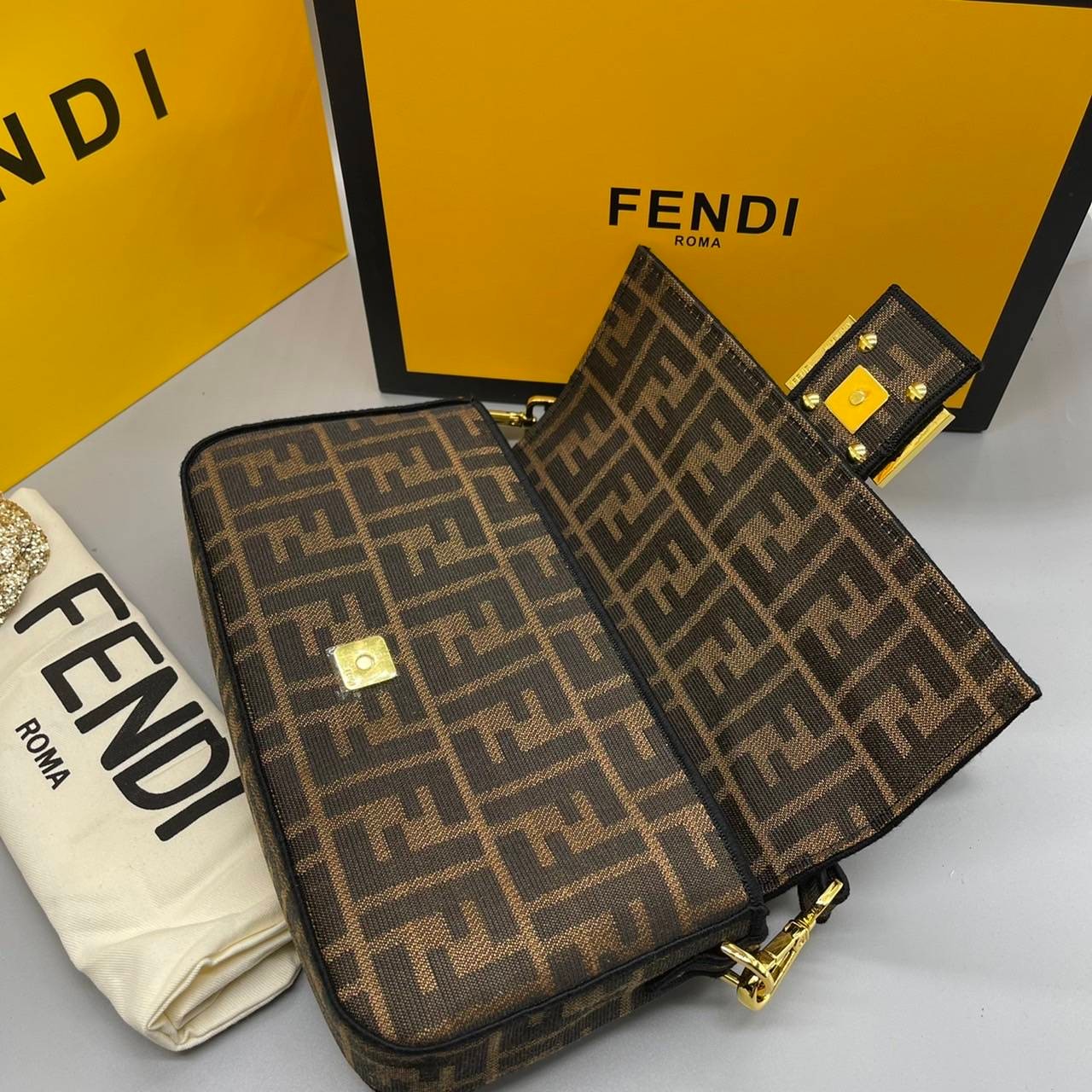 MEDIUM || FENDI VINTAGE BAGUETTE SHOULDER BAG 2size ORI Grade ใช้งานต่างประเทศได้ กระเป๋าสะพายทอลายโมโนแกรม อะไหล่ทองหรูหรา มี 2 ขนาด ทนทาน มาพร้อมสาย 2 แบบ สำหรับคล้องแขน และสายครอสบอดี้ เปิด-ปิดด้วยกระดุมแม่เหล็ก ภายในเป็นช่องโล่ง ใส่โทรศัพท์ พร้อมเสิร์