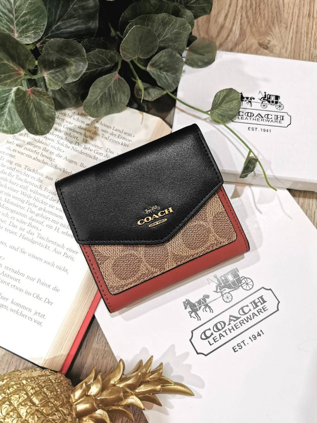 COACH FACTORY SHORT WALLET กระเป๋าสตางค์รุ่นใหม่ล่าสุดจาก Coach Factory Outlet ขนาดกำลังดี พกพาสะดวก ดีไซน์สวยน่าใช้ วัสดุหนังแท้เปิดปิดด้วยฝาปิด Envelop กระดุมด้านหน้ามีโลโก้แบรนด์ด้านหลังมีช่องซิปใส่เหรียญ หัวซิปแบรนด์ ภายในมีช่องใส่ธนบัตรใส่แบงก์พันได้