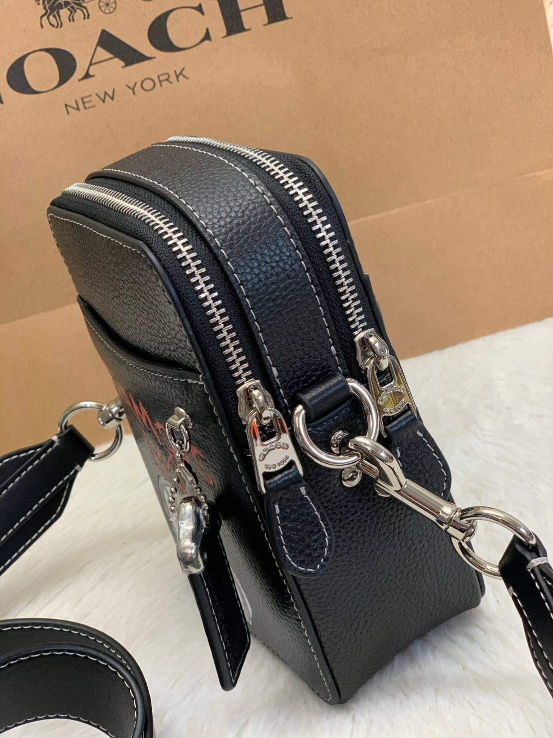 New arrival! Limited edition📌 COACH X JEAN-MICHEL BASQUIAT CROSSBODY ((7049)) 🌈อีกรุ่นที่ต้องมี ห้ามพลาด ดีไซด์จาก Michel Basquiat ค่ะ กระเป๋าสะพายครอสบอดี้ร์ ใช้ได้ทั้งชาย//หญิง ค่ะรุ่นนี้ หนังแท้อย่างดี ลายหนังสวยงามมากๆค่ะ! 🔺จุด