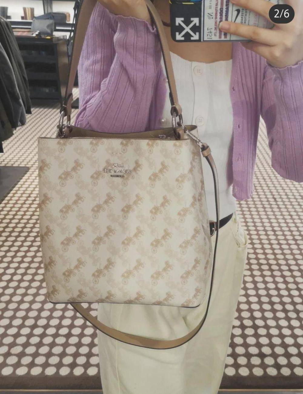 COACH TOWN BUCKET BAG WITH HORSE AND CARRIAGE PRINT ((2081-236)) 🔺กลับมาแล้ว ตามคำเรียกร้องค่ะ! กระเป๋าคล้องไหล่//สะพายข้างได้ วัสดุ pvc อย่างดี หนังนิ่มป่องพองตัวสวยงาม ลายรถม้าทั้งใบค่ะ ภายในกระเป๋าแบ่งเป็น2ช่องหลัก เปิดปิดแบบกระดุมแม่เหล็ก ภายใ