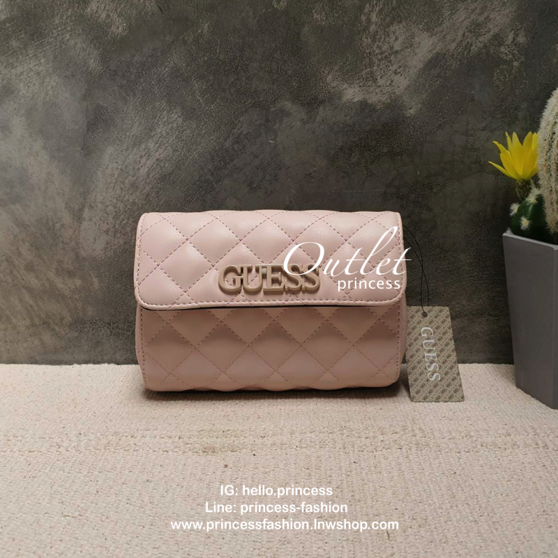 Guess elliana Crossbody Belt Bag รุ่นนี้ได้ทั้งสะพายยาวและคาดเอวค่ะ ด้านหน้าติดโลโก้แบรนด์สีตามหนังกระเป๋า หนังเป็นลายตาราง เปิดปิดด้วยกระดุมแม่เหล็ก ด้านในบุผ้าลายโลโก้แบรนด์ ด้านหลังมีที่สอดสายสำหรับคล้องเอว รุ่นนี้มีสายยาวให้ทั้ง 2 เส้นสำหรับต่างโอกาสค
