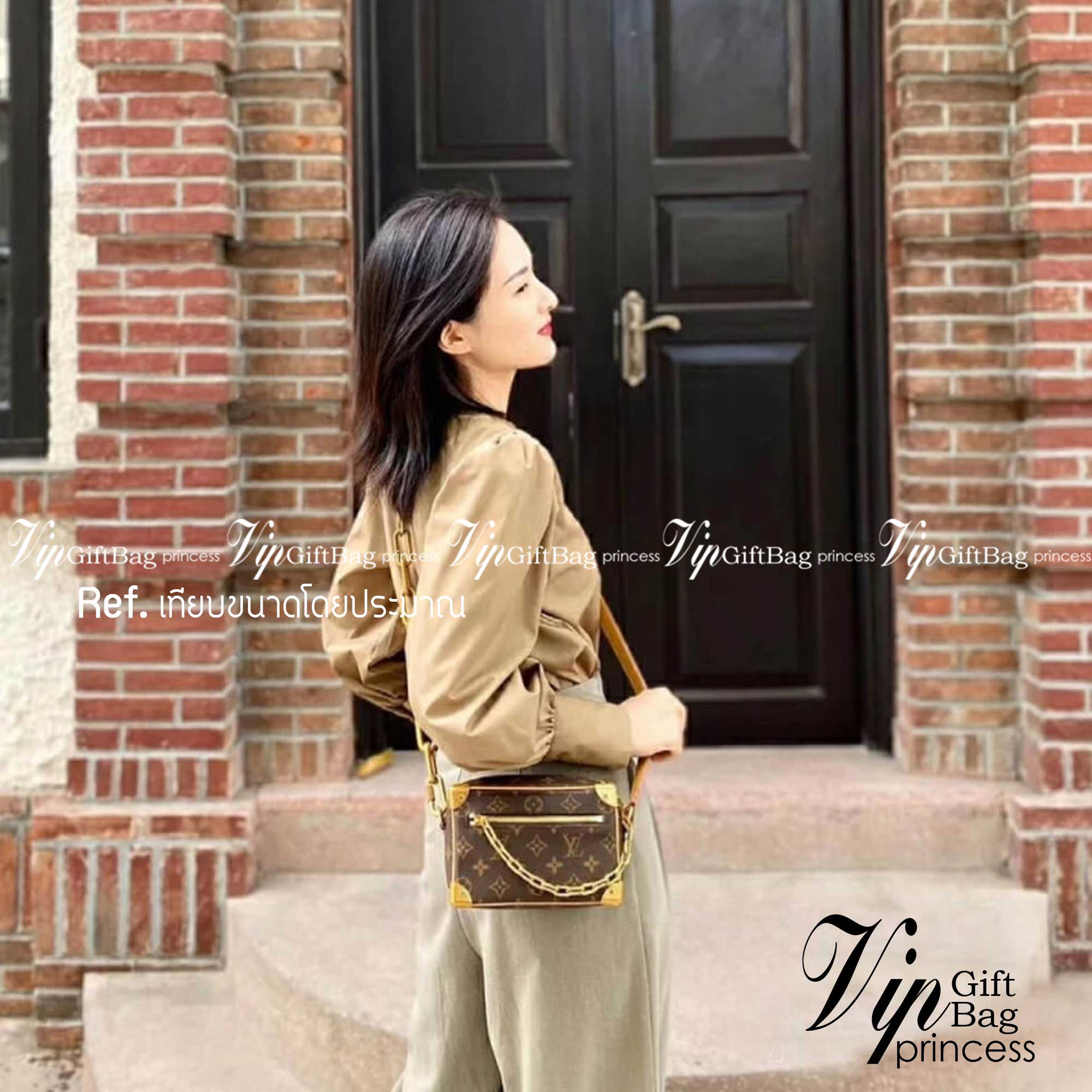 LV Mini Soft Trunk in Monogram Legacy กระเป๋าสะพายทรงกล่อง ไซส์มินิ สวย เท่ห์ รุ่นหายากมากกก วัสดุหนังแคนวาส ดีไซน์ทุกอย่างได้ลงตัว หรูหรา พกเป็นคลัทช์ออกงานก็ดูแพง สะพายข้างก็ดูอัพลุค ได้ทุกสไตล์ รุ่นนี้เป็น unisex ด้วยน้า ใช้ได้ทั้งหนุ่มๆและสาวๆไปเลย ภา