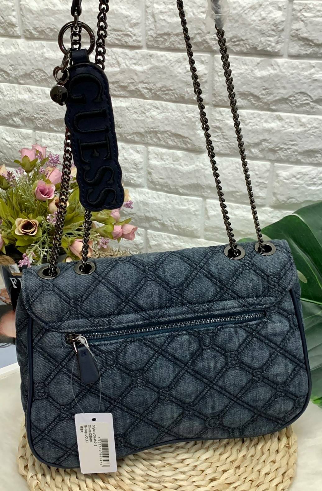 GUESS LOLLI CONVERTIBLE CROSSBODY BAG รุ่นแนะนำค่ะ!! กระเป๋าสะพายข้าง//ทบสายสะพายไหล่ได้ วัสดุหนังลายนวม ด้านหน้ามีอะไหล่โลโก้แบรนด์ เปิดปิดกระเป๋าแบบกระดุมแม่เหล็ก ภายในกว้างสามารถใส่ของจุ ใส่กระเป๋าสตางค์ใบยาวได้ค่ะ มีช่องซิปและช่องเล็กใส่ของจุกจิกน่ะค่