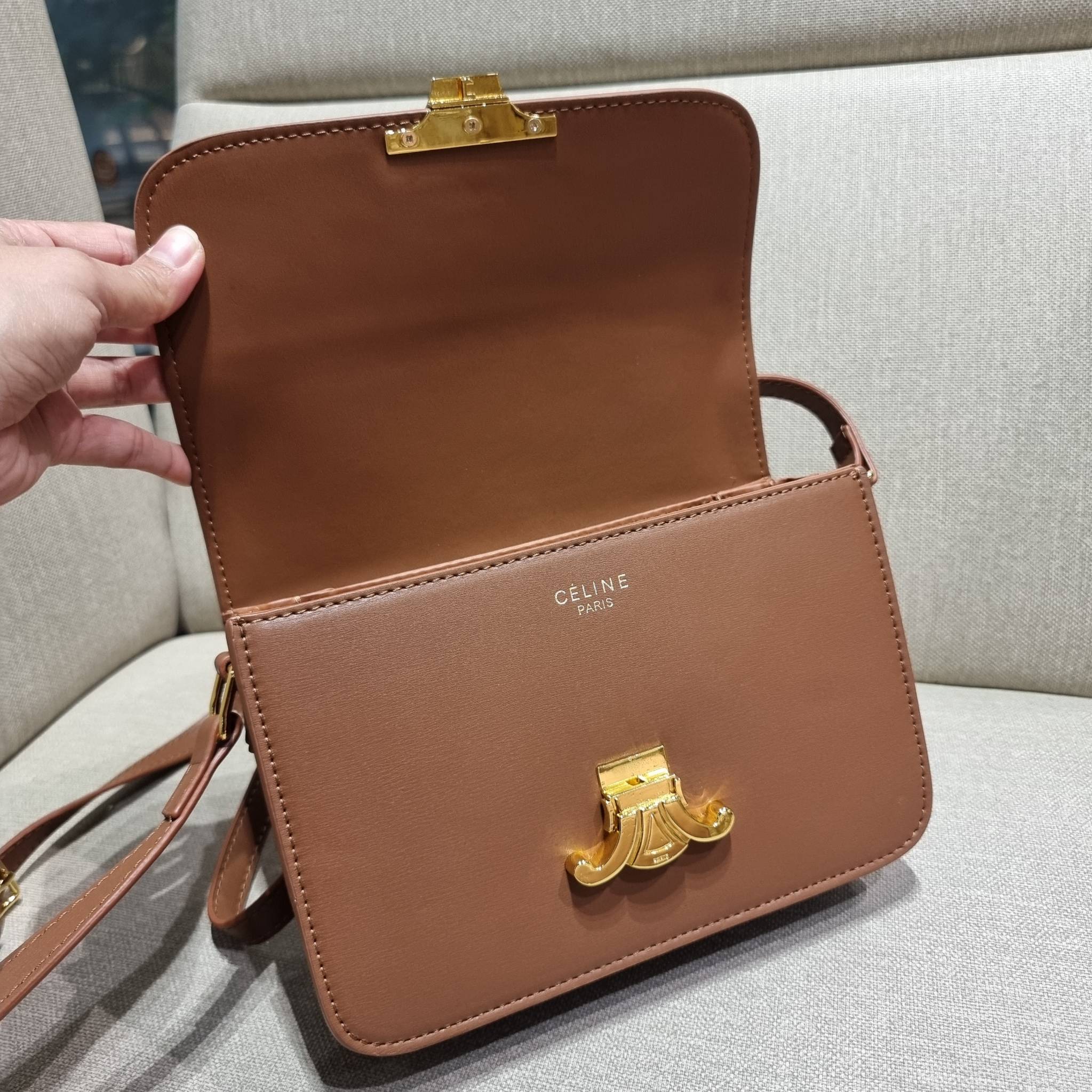 VIP 🥂 CELINE CLASSIQUE TRIOMPHE BAG IN SHINY CALFSKIN ไอเท็มสุดคลาสสิค ที่ขาดไม่ได้ กระเป๋าสะพายทรงสวยคลาสสิค แฝงความผู้ดี ที่ใช้ได้ทั้งชายหญิง วัสดุหนังแท้ เปิด-ปิดด้วยตัวกดล็อค สะดวกใช้มาก ภายในเป็นช่องโล่ง เก็บของได้เป็นสัดส่วน และยังมีช่องซิปใ