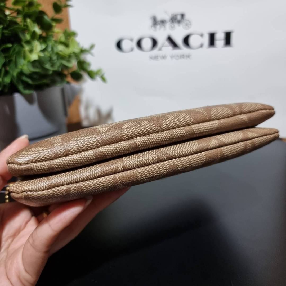 COACH F87591 DOUBLE CORNER ZIP WALLET IN SIGNATURE COATED CANVAS คล้องมือรุ่น 2 ซิป!! มาแล้วจ้า 🌟🤗 ไซส์นี้คือเหมาะมือจริงๆ พกง่ายเช่นเคย ไม่ต้องกังวลว่าจะเกะกะหรือกินพื้นที่กระเป๋าหลัก วัสดุหนังแคนวาสเคลือบลาย มีช่องหลักแยก 2 ช่อง ภายในบุผ