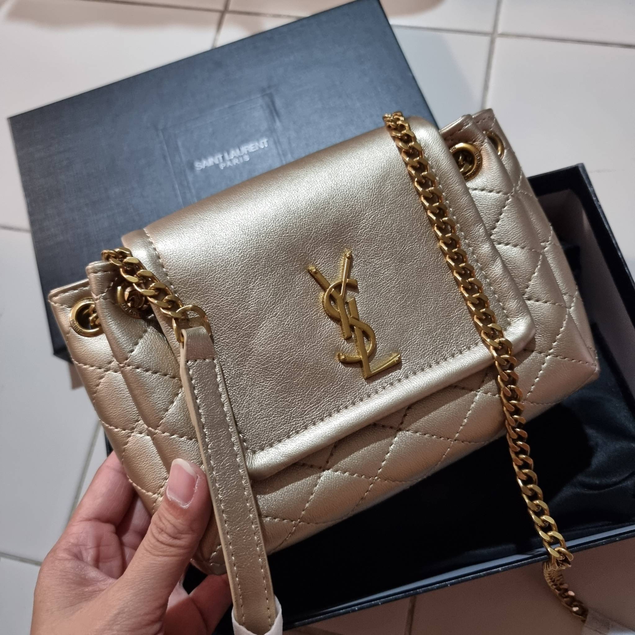 Yves Saint laurent mini nolita in lambskin / YSL mini nolita น้องสาวคนสวยที่ต้องตาเมื่อแรกเห็น กระเป๋าสะพายดีไซน์หรู ไซส์มินิ แบรนด์นี้ไม่เคยทำให้ผิดหวังจริงๆ ด้วยดีเทลความเรียบง่ายแต่มีความหรูอยู่ในตัว วัสดุหนังแกะ สัมผัสดีงามมากๆ เปิด-ปิดด้วยกระดุมแม่เห