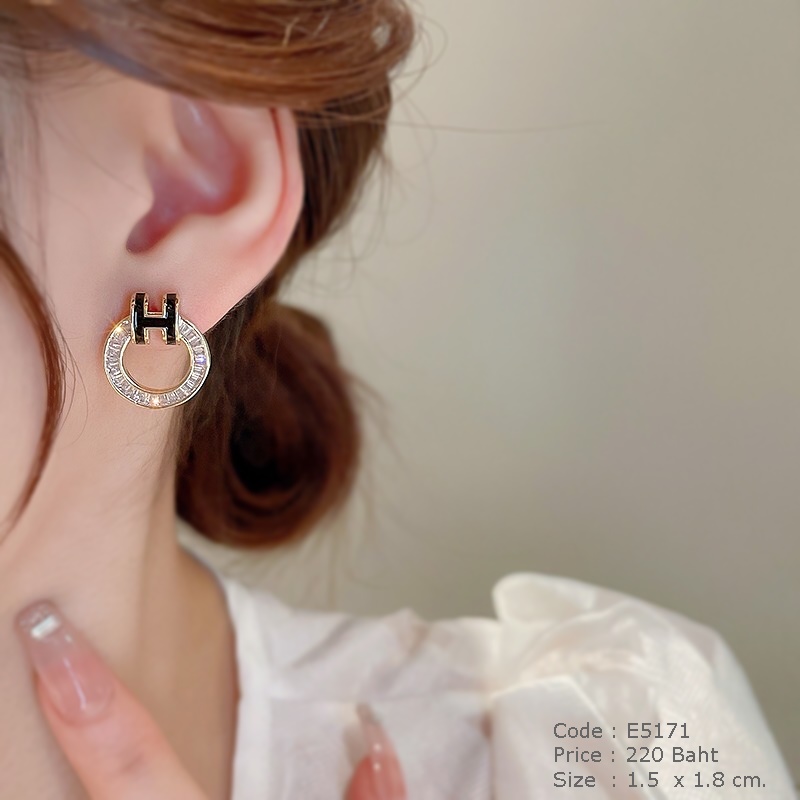 ต่างหูวงกลมสีทองฝังเพชรcz แต่งตัวอักษร H สีดำ