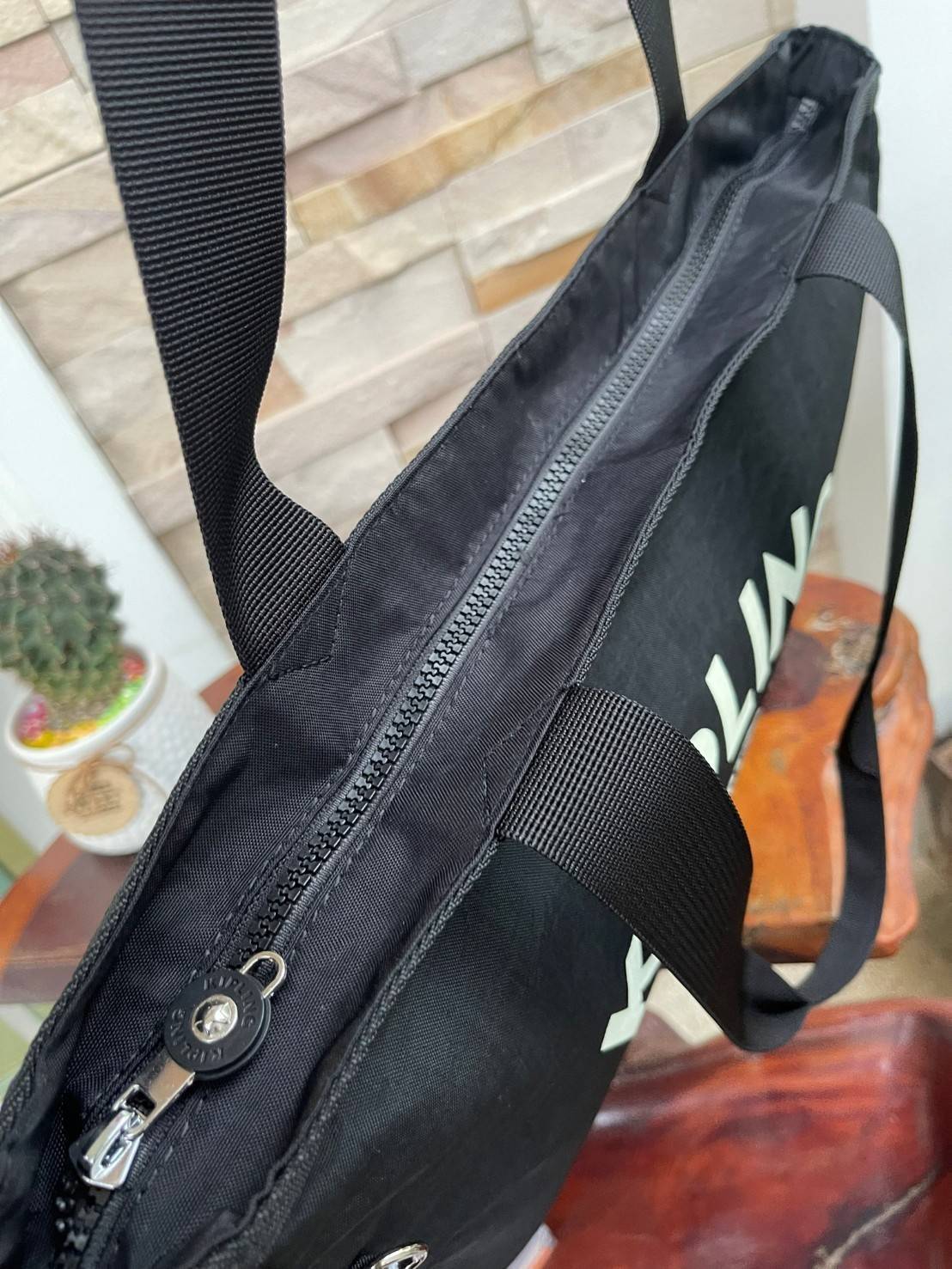 Kipling Stacey Tote Bag(KI3101) คอลเลคชั่นใหม่ล่าสุดจากkipling เป็นกระเป๋าที่มีสายคล้องเอาไว้ใช้งานบริเวณไหล่ สามารถจัดเก็บสิ่งของได้ในจำนวนมาก รวมไปถึงตัวซิปที่มีความไหลลื่น ใช้งานง่ายไม่มีสะดุดในขณะเดียวกันตัวกระเป๋าเองก็มีน้ำหนักเบามาก ๆ พื้นฐานที่สามา