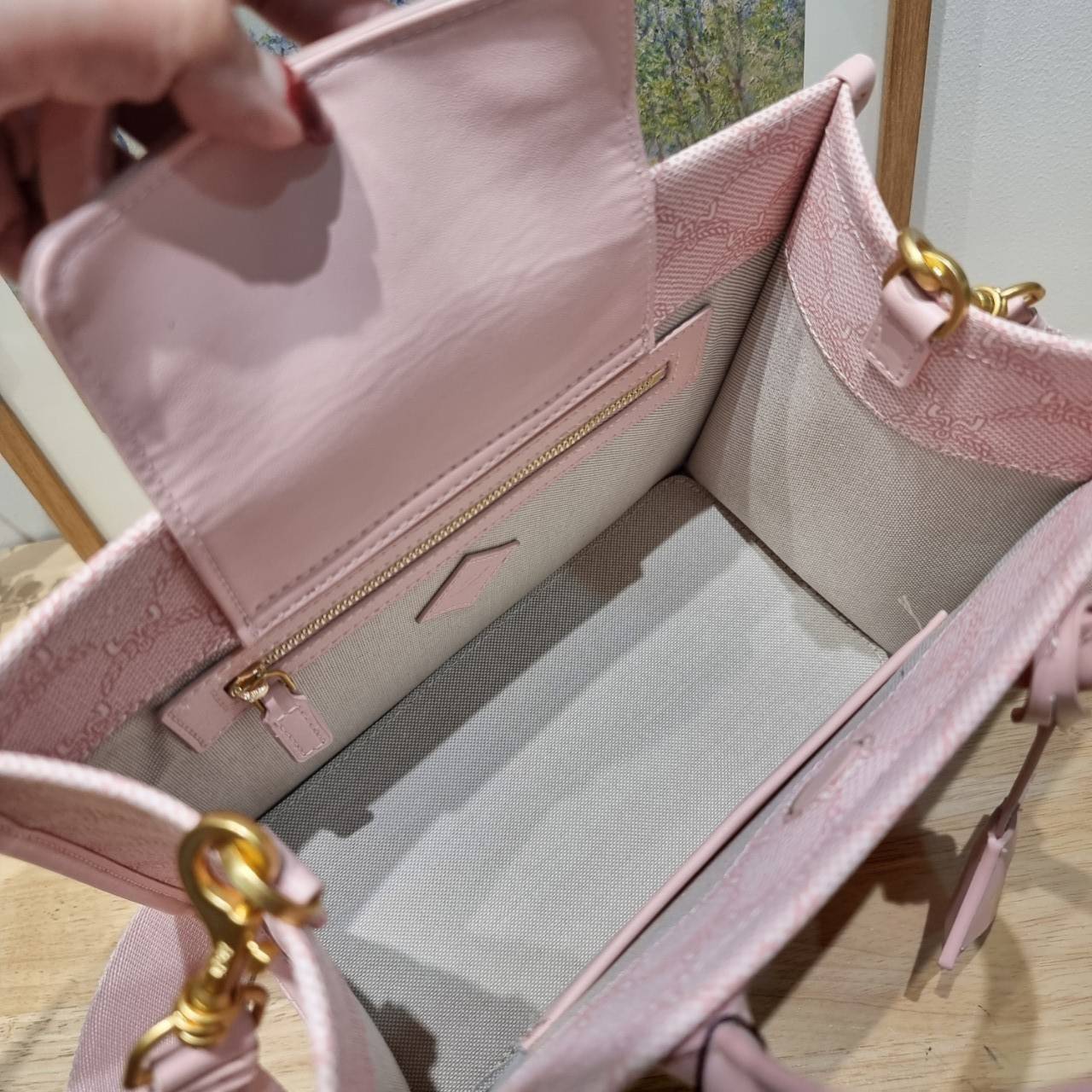 M.C.M HIMMEL SMALL TOTE IN LAURETOS คอลเลคชั่นใหม่ สีเข้าใหม่ ดีไซน์ละมุน น่ารักน่าใช้มากๆ ต้อนรับลวดลาย lauretos ไอคอนิกโมโนแกรมใหม่ ที่สวยแตกต่าง กระเป๋าทรงโท้ท โทนสีเรียบหรู