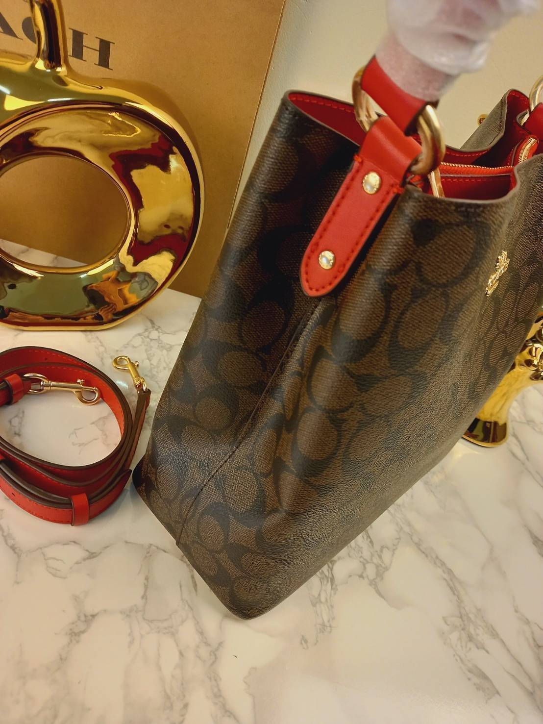 ใบใหญ่ 10" COACH TOWN BUCKET BAG IN SIGNATURE CANVAS (COACH 91512) 🌺 เป็นสีที่ขายดีมากๆ และหายากมากๆด้วย!! //ขนาด 10 นิ้ว ใส่ของได้จุใจ!! //กระเป๋าสะพายข้าง //วัสดุหนังแคนวาสอย่างดี หนังสวย อยู่ทรง มีสายสะพายยาว ใช้สะพายเป็นคลอสบอดี้ได้ สายยา