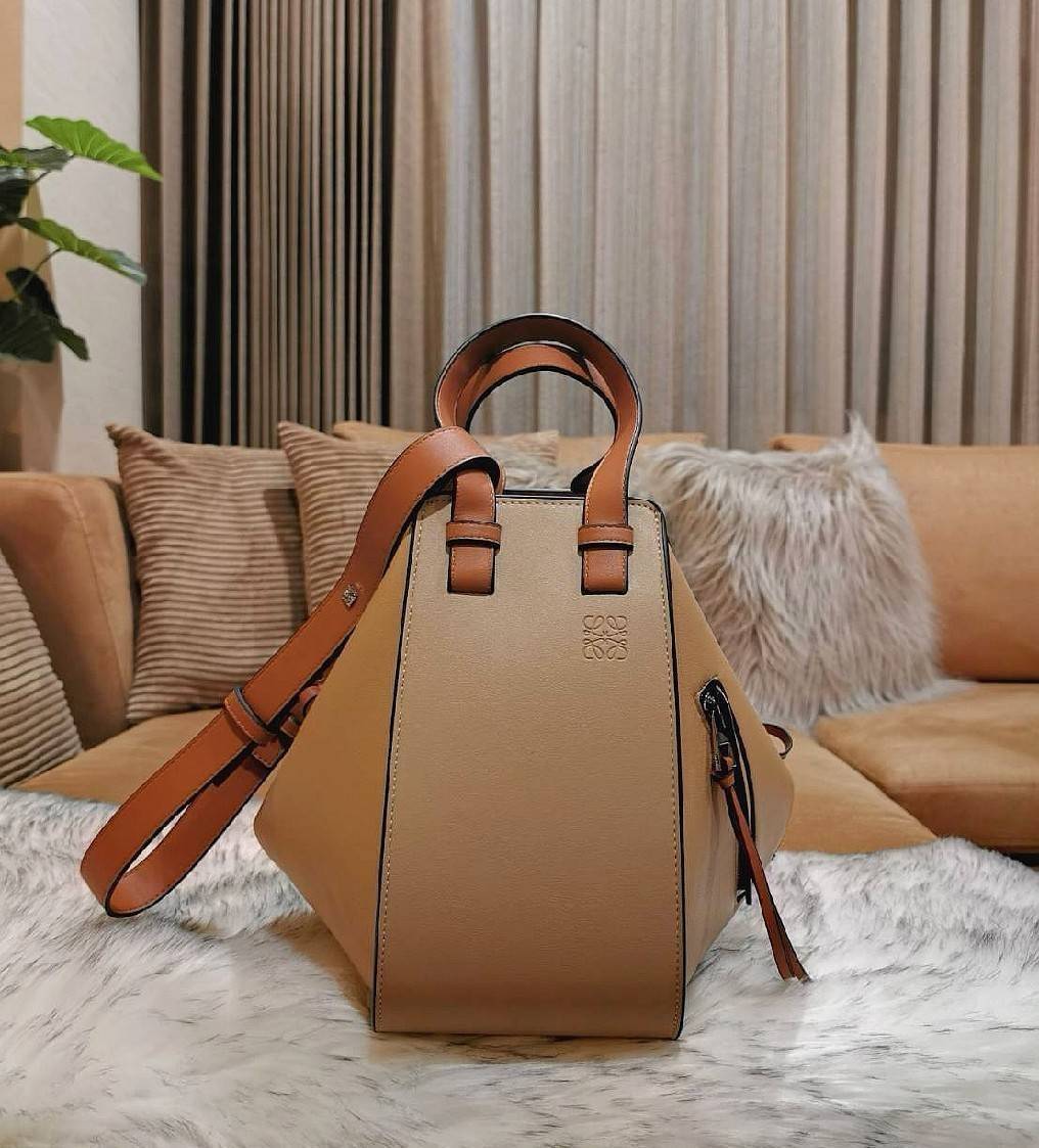 LOEWE Hammock Small leather and canvas LOEWE HANDLE & SHOULDER BAG GIFT WITH PURCHASE (GWP) กระเป๋าถือหรือสะพายหนังแท้พรีเมี่ยมกิ๊ฟ Limited จาก LOEWE PERFUME DUTYFREE รุ่น Rare items สุดๆวัสดุหนังแท้ Calfskin หนังสวยดีไซน์มีเอกลักษณ์ ใบใหญ่กำลังดี น้ำหนัก