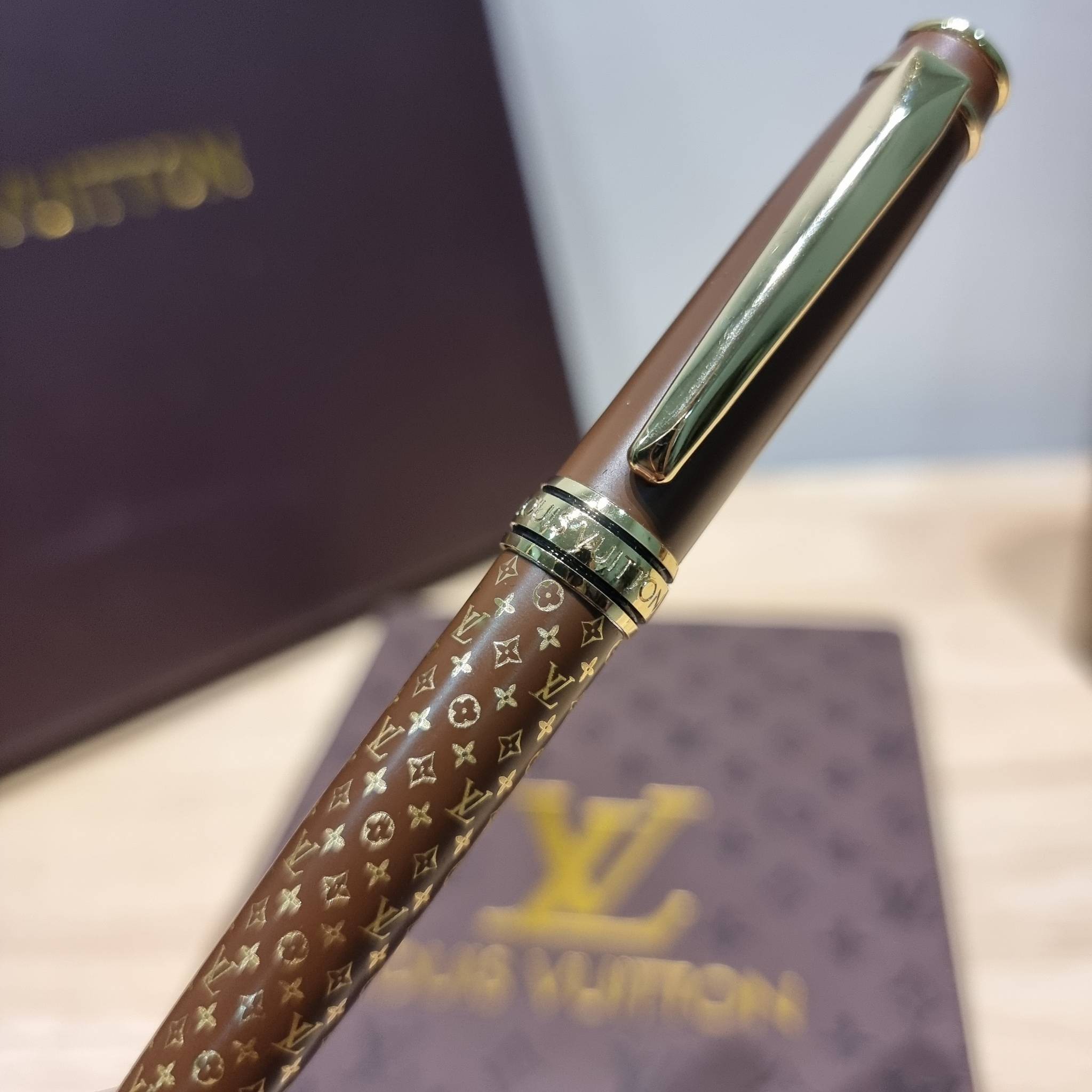 LV tumblr With digital temperature display SET Booknote / LV gift box สุดยอดไอเท็มใน box set ที่เหมาะแก่การเก็บสะสม หรือจะส่งให้เป็นของขวัญในช่วงปีใหม่ก็ดีงามที่สุด จัดมาให้ทั้งสมุดจดบันทึกเล่มลิมิเต็ด ที่ตัดขอบกระดาษด้วยสีทองหรู ปากกาเข้าเซ็ท และกระบอกน้