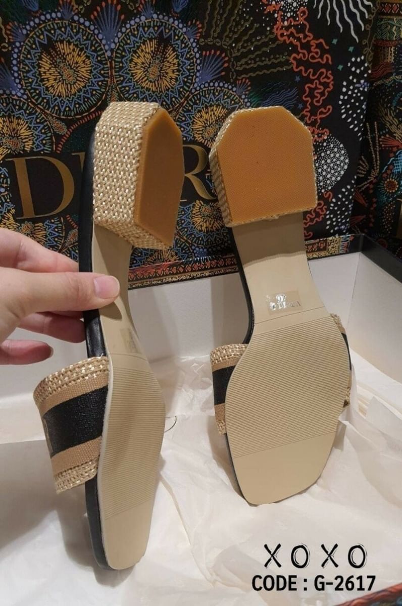 Christian Dior งานสวม อีกตัวที่เลิศๆ จร้า สวย เก๋ มีส้นเล็กน้อย กำลังใส่สบาย งาน สวย เนียบร้อย วัสดุผ้ากระสอบวางทับ โลโก้แบรนด์ งานตัดกันสวยมาก ส้นเป็นทรง 6 เหลี่ยม สวยเก๋มากคะ