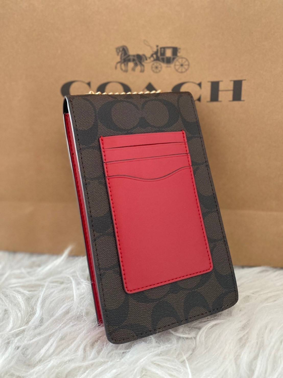 COACH NORTH/SOUTH CROSSBODY IN SIGNATURE CANVAS แจกความสดใสกันอีกครั้ง!! กับกระเป๋าสะพายเอนกประสงค์ Case phone ใส่โทรศัพท์มือถือได้ทุกรุ่น ดีไซน์ลายผลไม้ฉ่ำๆ สวยมีเสน่ห์ 💖 วัสดุหนังแคนวาสคุณภาพ ฝาและภายในเป็นหนังแท้ เปิด-ปิดด้วยกระดุม สายสะพายยาวป