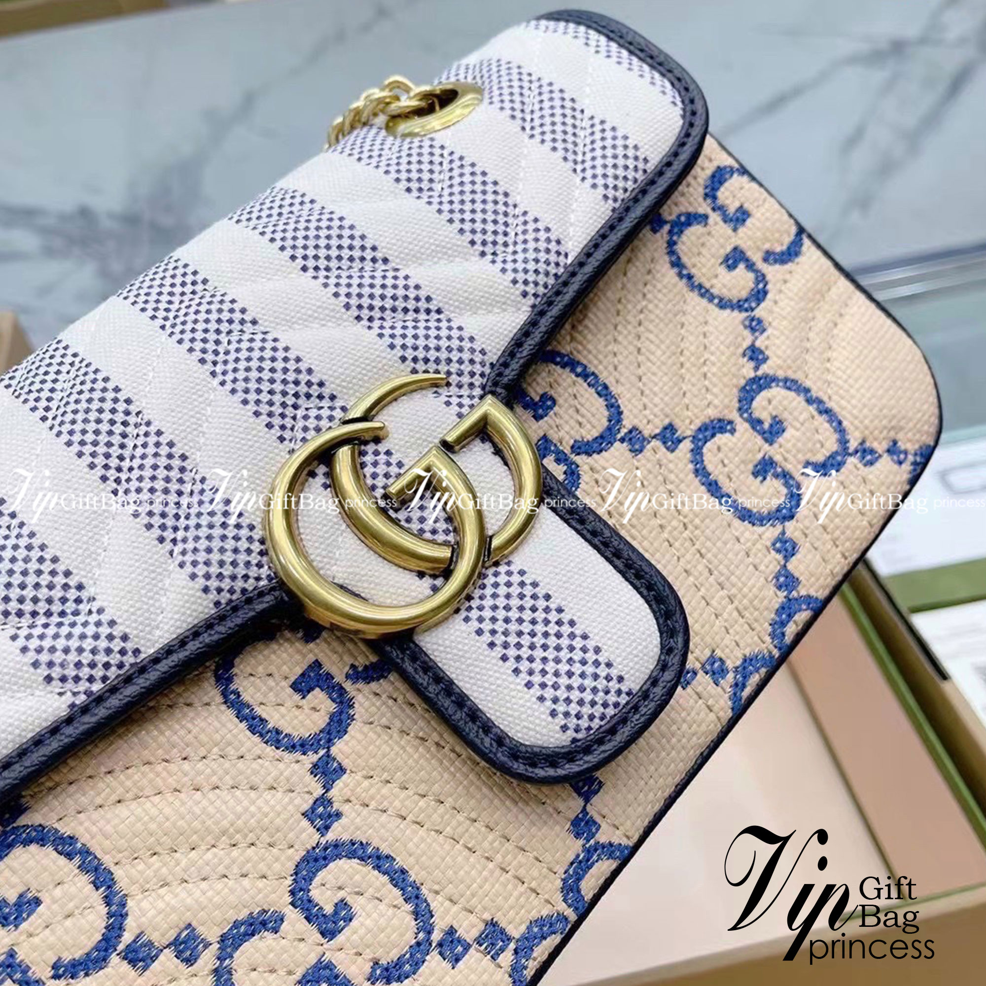 GUCCI GG MARMONT 2.0 FAUX-RAFFIA SHOULDER BAG กระเป๋าสะพายกุชชี่ รุ่นใหม่ล่าสุด ยกระดับความหรู ครอสบอดี้ที่ดีไซน์หรู อัพเลเวล พร้อมเสิร์ฟความสวยตรงถึงบ้านแล้วจ้า สวยตามแบบฉบับ GG สายสะพายโซ่ดึงปรับสั้นยาวได้ งานสวยไม่ต้องพูดเยอะเลยค่า