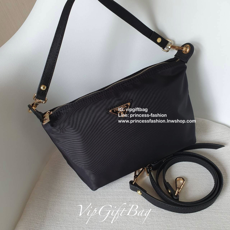 Best Seller ~~ งานพรีเมี่ยมกิ้ฟ จากเคาเตอร์ต่างประเทศ จากแบรนด์ PRADA เป็นกระเป๋า เครื่องสำอางค์ แต่มีสายสะพายยาวให้ 2 สาย เป็นแบบคล้องแขน และสะพายข้างลำตัว ใช้เป็น shoulder bag ได้เลยค่า หรือ ถือลำลองสวยๆ ก้อเลิศค่ะ คุ้มมากค่ะ ภายในมีช่องแบ่งเก็บของอย่าง