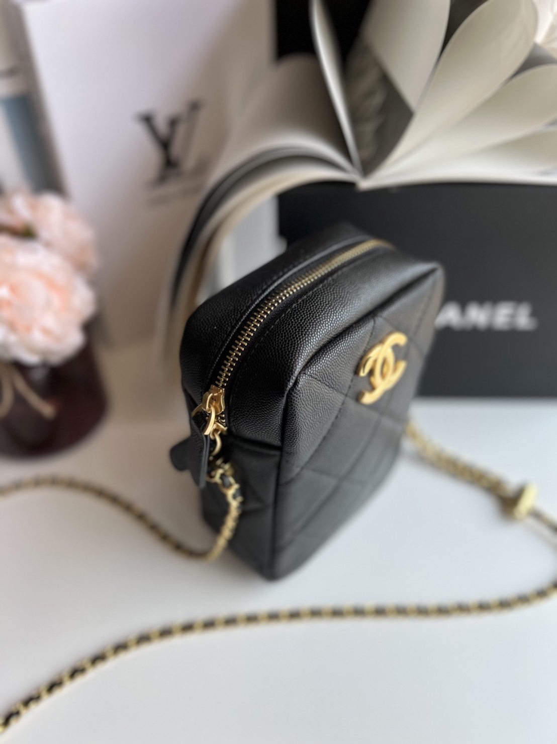 หนังแท้ Chanel Vertical / Chanel Black Caviar Grained Calfskin Vertical Camera Bag พร้อมส่งที่ไทย กระเป๋าสะพายข้างหนังแท้ฟูขึ้นทรงสวย เกรดหนังดีที่สุดยิ่งใช้นานหนังยิ่งสวย มาในดีไซน์คลาสสิคเรียบหรูเข้ากับทุกลุ๊คแบบไม่มีเอ้าท์ ไอเท็มนี้แนะนำสวยน่าใช้ ไม่คว