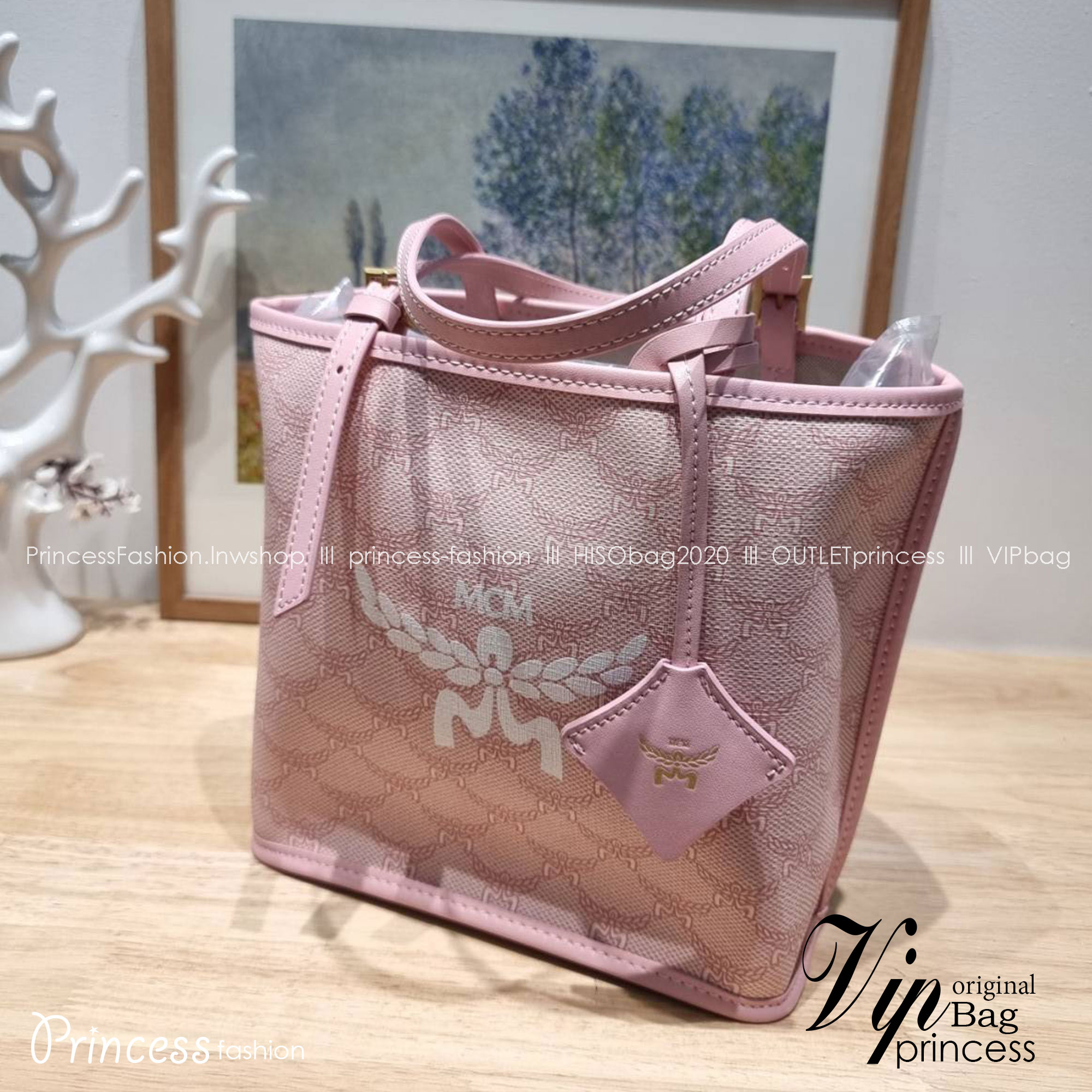 M.C.M MINI HIMMEL SHOPPER IN LAURETOS คอลเลคชั่นใหม่ พร้อมสีใหม่ ดีไซน์ละมุน น่าใช้มากๆ กระเป๋าทรงช้อปปิ้ง เรียบหรู