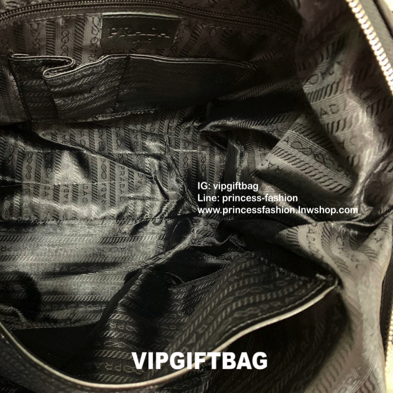 PRADA NYLON TRAVEL BAG PREMIUM GIFT ค่ะ กระเป๋าเดินทาง ทรงหมอน วัสดุไรบ่อนอย่างดี เนื้อหนา น่าใช้มากๆค่ะ อะไหล่เงิน ด้านหน้ามีโลโก้แบรนด์ เปิดปิดกระเป๋าแบบซิป ภายในโล่ง กว้างมากๆ ใส่ของได้เยอะเลยค่ะ มีช่องซิป ช่องเล็ก ช่องโล่ง แยกออกเป็นสัดส่วนค่ะ ด้านหลั