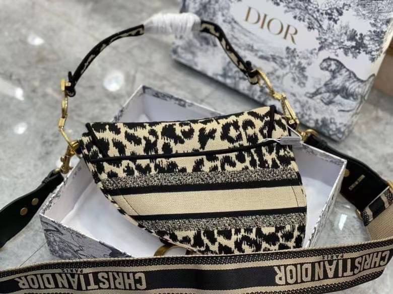 หนังแท้ DIOR SADDLE BAG Oblique Embroidery รุ่นใหม่ทอลายเสือ กระเป๋ารุ่นยอดนิยมตามแบบฉบับแบรนด์ งานทอลายคมชัด ใช้งานได้ 2 แบบ สะพายยาว CROSSBODY และสายสั้นถือได้เก๋ๆ ลุคนี้คูลสุดๆ เลยค่าา ภาพถ่ายจากสินค้าจริง! สวยมาก พร้อมส่งที่ไทยราคาสุดคุ้ม สาวๆ ห้ามพลา