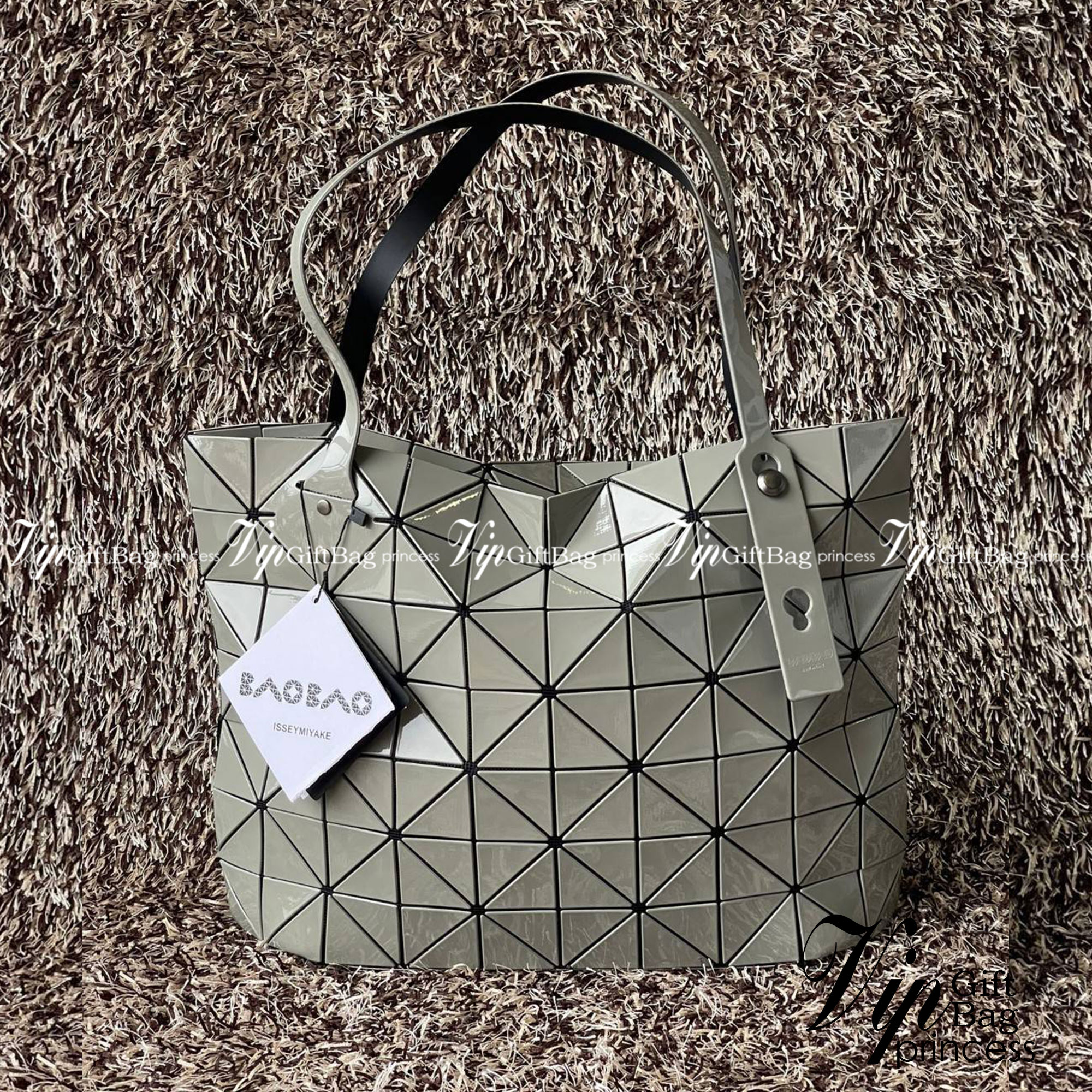 Bao Bao Issey Miyake ROCK MATTE ซีรีส์นี้จะเป็นทรงสี่เหลี่ยมผืนผ้า มีซิปปิดด้านบน ถือเป็นรุ่นที่เหมาะกับการใช้งานในชีวิตประจำวัน สามารถพับมุมและบริเวณด้านล่างของกระเป๋าเพื่อเพิ่มความสะดวกสบายในการใช้งาน ทั้งยังช่วยให้วางกระเป๋าในแนวตั้งได้อีกด้วย แผ่นต่อส