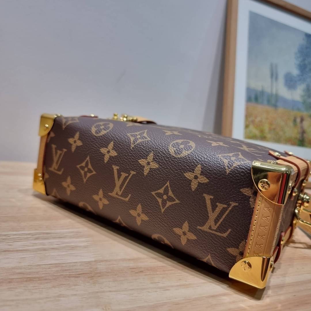 LV SIDE TRUNK MONOGRAM สุดยอดกระเป๋าไอคอนนิค ทรงสวย ใหม่ล่าสุด สวยมีเสน่ห์ รูปทรงกล่อง โดดเด่นด้วยหมุดเข้ามุม ซิปเปิด-ปิดล็อคได้ วัสดุหนังแคนวาส