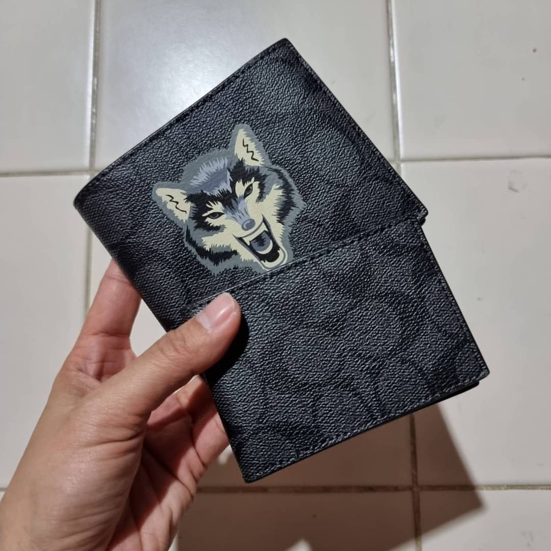 COACH DOUBLE BILLFOLD WALLET IN SIGNATURE CANVAS WITH WOLF MOTIF F31522 WITH GRAFFITI F37333 น้องชายสุดหล่อมาแล้ววว!! 😎 กระเป๋าสตางค์ใบสั้น เอาใจหนุ่มๆ ดีไซน์รูปหมาป่า สุดเท่ ด้านในกระเป๋าเป็นหนังแท้ มีช่องใส่บัตรเยอะ ใส่ธนบัตรได้ทุกชนิด และมี kee