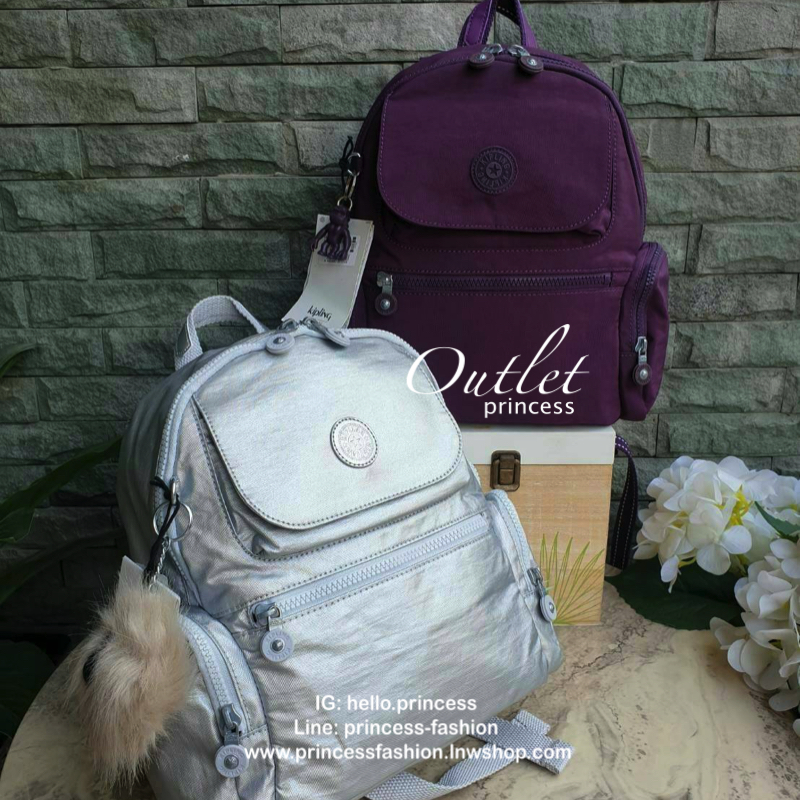 Kipling Matta Small Metallic Backpack รุ่น KI1490 คอลเลคชั่นใหม่ชนช้อป!!กระเป๋าเป้ขนาดกำลังดี วัสดุไนล่อนเคลือบกันน้ำ มีน้ำหนักเบา มีช่องเก็บของหลายช่อง แบ่งเป็นช่องด้านหน้า 2 ช่องและด้านข้างอีก 2 ช่อง ช่องใหญ่ปิดเปิดด้วยซิปคู่ภายในมีช่องซิป ช่องใส่ของจุก