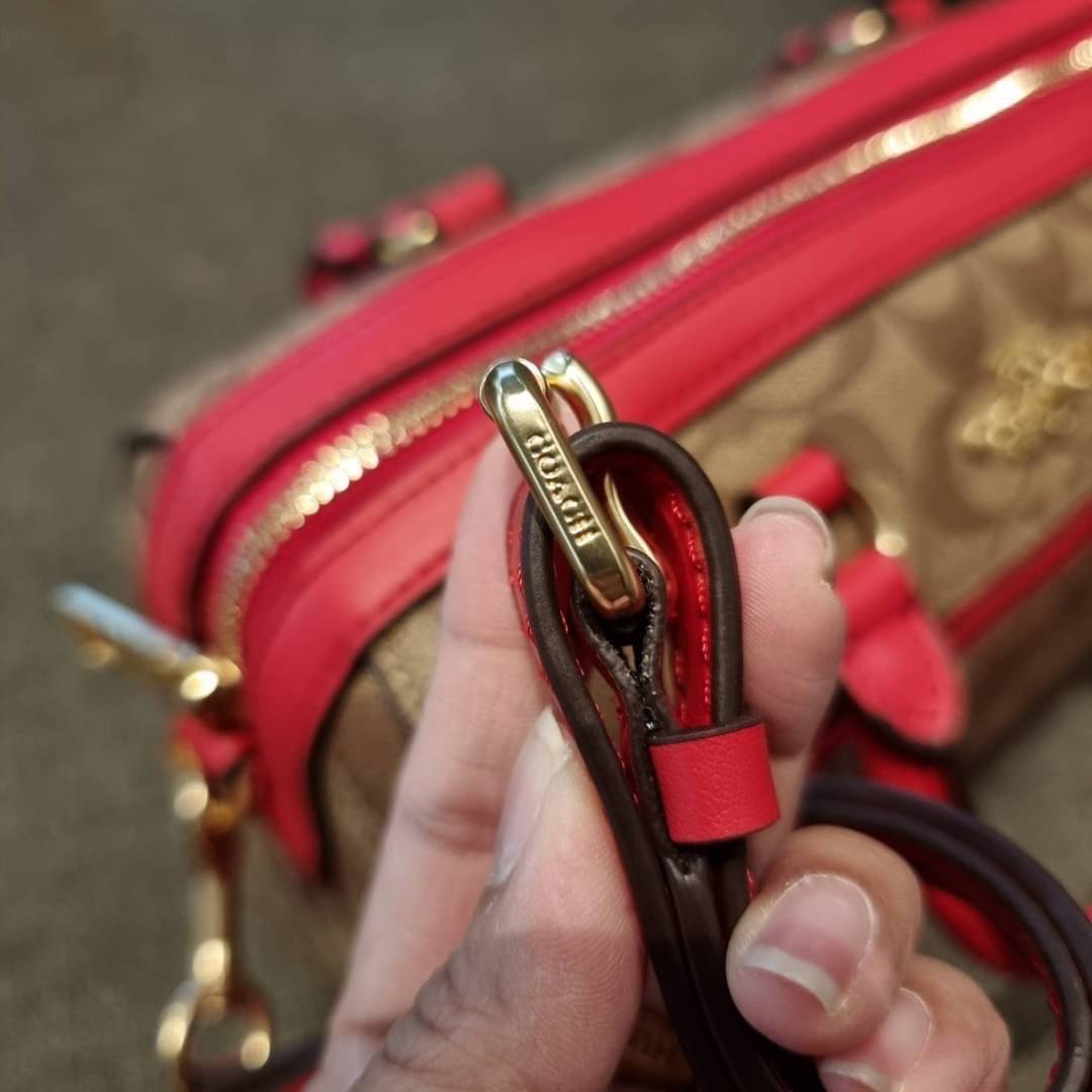 COACH F83607 ROWAN SATCHEL IN SIGNATURE CANVAS กระเป๋าทรงหมอนยอดฮิต คลาสสิคใช้งานได้ไม่มีเบื่อ มาครบสีขายดี ด้วยรูปทรงสวยงาม และใช้งานได้อย่างกระฉับกระเฉง วัสดุหนังแคนวาสเคลือบลาย ทนทาน ภายในโล่งกว้าง มีช่องซิปและแบ่งสัดส่วนได้ลงตัว บอกเลยว่าสาวๆพลาดไม่ได