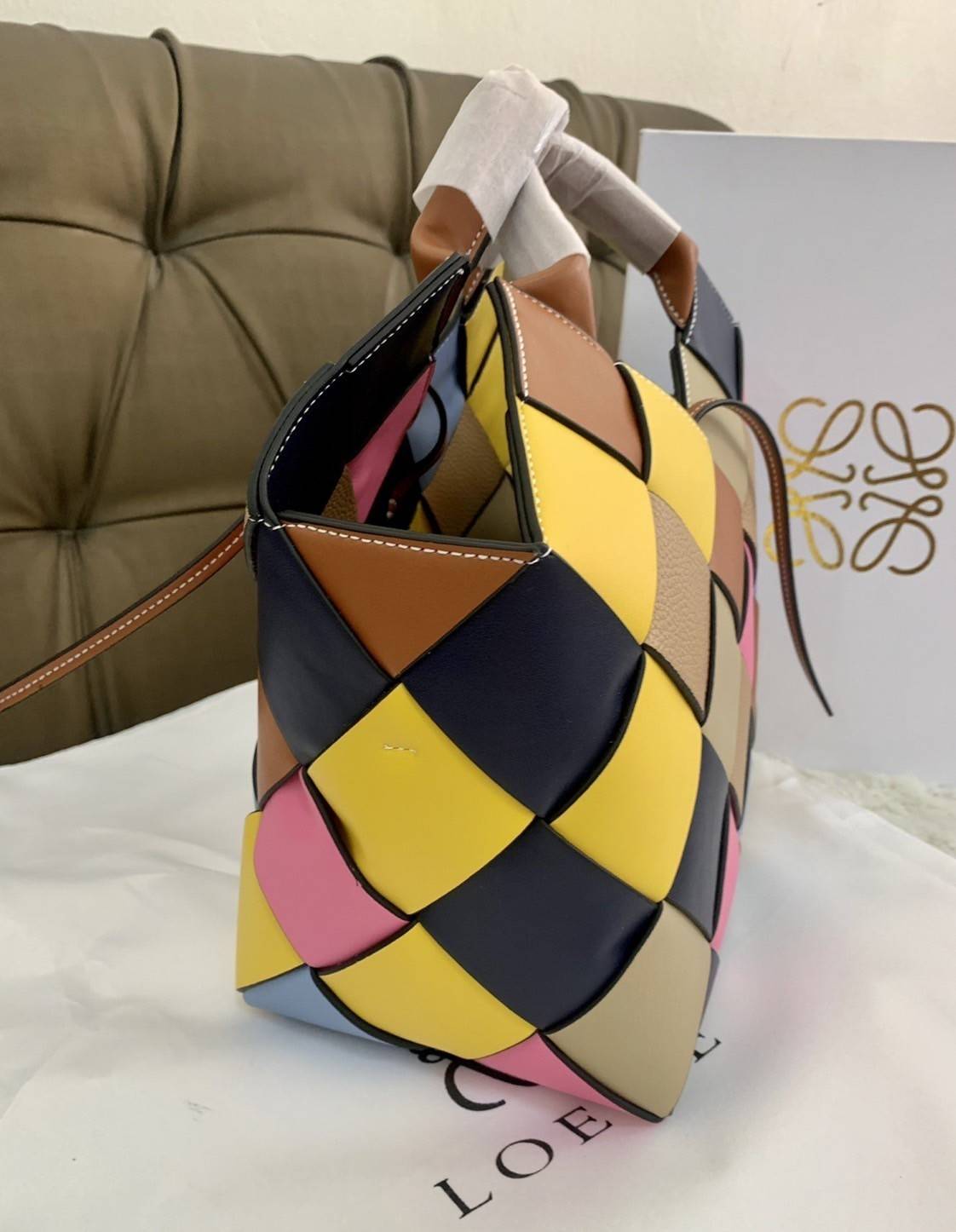 LOEWE SURPLUS LEATHER WOVEN BASKET BAG IN CLASSIC CALFSKIN กระเป๋าสาน กระเป๋าถือหรือสะพาย อะไหล่เงิน มาพร้อมสายสะพายยาวในตัว (ถอดได้ /ปรับระดับไม่ได้) ดีไซน์ถักทอแบบงานสานหมากรุก สวยล้ำนำสมัยมากๆ ค่ะ น้ำหนักเบา ตอบโจทย์การใช้ชีวิตระหว่างวันที่ดูไม่ซับซ้อน