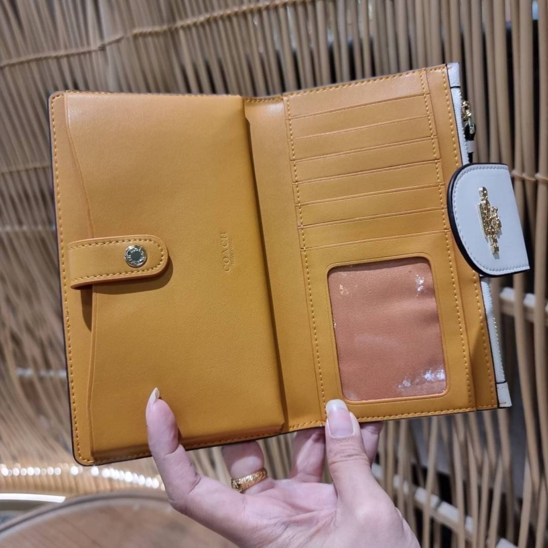 COACH C3371 TECH PHONE WALLET WITH SPACED WILDFLOWER ดีไซน์ใหม่ คอลเลคชั่นสวยหรู กระเป๋าสตางค์พร้อมสายคล้องมือ ง่ายต่อชีวิตมากจ้า!! มันดีอะไรเบอร์นี้ ใส่ได้ทั้งบัตร และโทรศัพท์ก็ใส่ได้ทุกรุ่น แถมยังมีช่องซิปแยกไปอีก ช่องเยอะไม่ต้องห่วงจริงๆ วัสดุหนังแคนวา