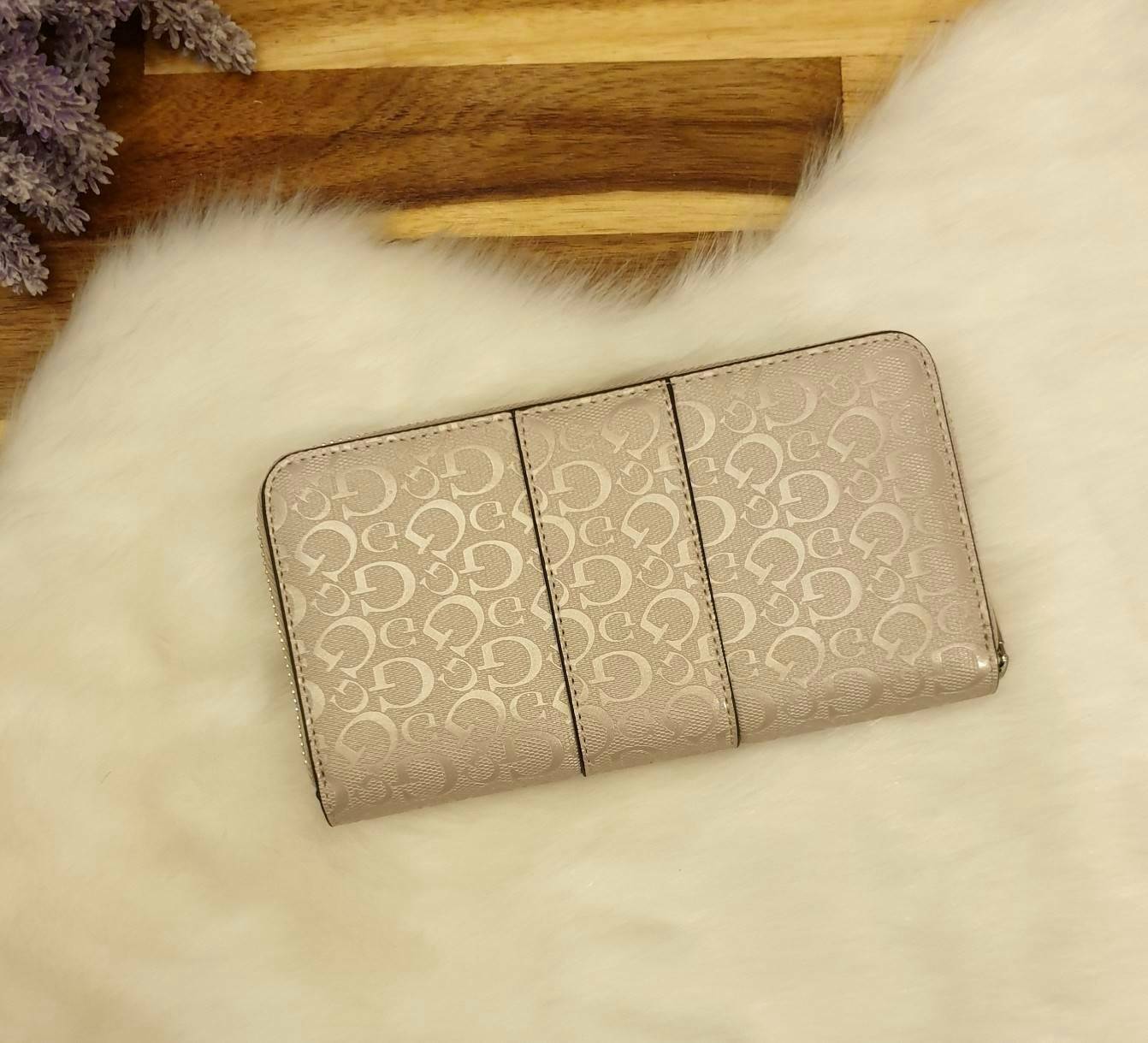 GUESS FACTORY WOMEN'S ZIP AROUND LONG WALLET กระเป๋าสตางค์หนังทรงซิปรอบลาย G ด้านหน้าติดโลโก้แบรนด์ด้วยโลหะสวยหรู ภายในมีช่องใส่ธนบัตร ช่องใส่บัตรหลายช่อง มีช่องซิปใส่เหรียญ สามารถใส่ไอโฟนพลัสได้ มีให้เลือกถึง 5 สี สวยคุ้ม น่าใช้มากๆค่า