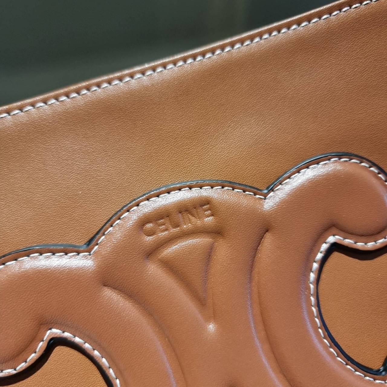 VIP 】CELINE BUCKET BAG CUIR TRIOMPHE คอลเลคชั่นใหม่ ฮิตข้ามปี กับกระเป๋าสะพายทรงถัง ใช้งานง่ายที่สุด สายสะพายในตัว ปรับใช้ได้เลย วัสดุหนังวัว เรียบหรู ผู้ดีไปอีก โดดเด่นด้วยโลโก้เอกลักษณ์ มีกระดุมปิดที่ปากกระเป๋า ภายในโล่งกว้าง ใส่ของแบบจุๆไปเลย เป็นรุ่นท