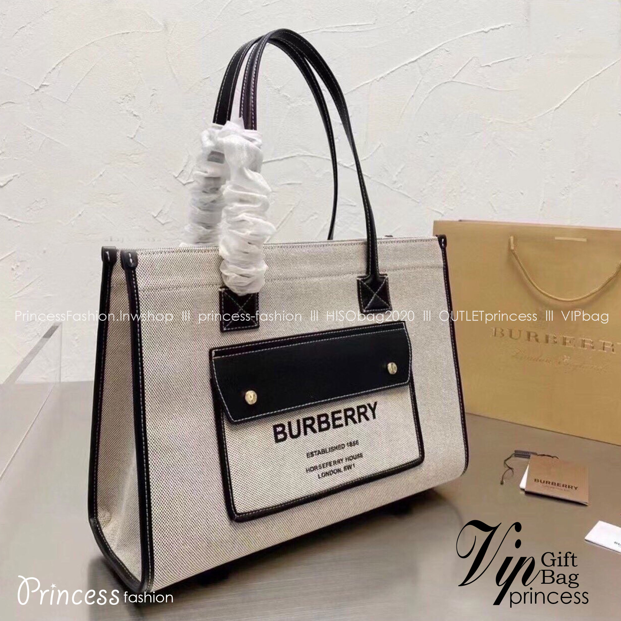 BURBERRY Leather-trimmed embroidered canvas tote / BURBERRY FRAGRANCES LARGE TOTE BAG / BURBERRY Freya Tote Bag วัสดุ Canvas & Leather ดีไซน์สวยอยู่ทรงสไตล์ Casual ด้านหน้ามีช่องใส่ของ ภายในโล่งกว้างและจุสุดๆสามารถใส่เอกสารA4 หนังสือ ของใช้ได้เยอะ หูหิ้วห