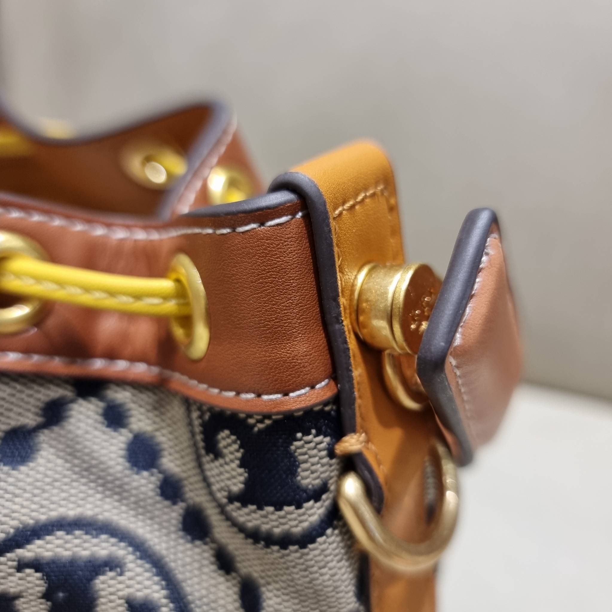 TORY BURCH T MONOGRAM COLORBLOCK JACQUARD BUCKET BAG ไอเท็มใหม่ที่ใครๆก็รอ กระเป๋าบัคเก็ตทรงสวย ที่ยังคงให้ความโดดเด่นด้วยลวดลายเอกลักษณ์ เพิ่มเติมดีไซน์บล็อคสี ตัดกันได้อย่างลงตัว ถักทอบนวัสดุ woven jacquard ลายคมชัด สลับส่วนของหนังแท้ ภายในเป็นช่องโล่งก