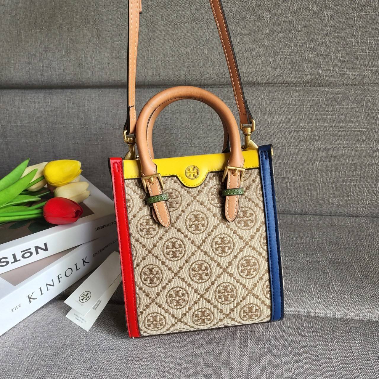 TORY BURCH T MONOGRAM COLORBlOCK JACQUARD MINI TOTE คอลเลคชั่นใหม่ล่าสุด ครอบครองก่อนใคร ไอเท็มยุคนี้รุ่นที่ควรมีติดตู้คะสาวๆ วัสดุ jacquard สลับหนังแท้ หูจับ มาพร้อมสายสะพายข้างหนังแท้ ปรับระดับได้ สายสามารถถอดออกได้ ภายในเป็นช่องโล่ง ใส่มือถือได้ กระเป๋