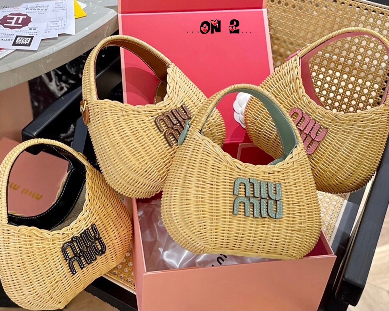 MIU MIU Wander wicker hobo bag 8" สวยหวานน้ำตาลเรียกแม่กันเลยจ้าใบนี้ กระเป๋าถือ กระเป๋าสานวินเทจวินใจงานที่แม่ชมเลือกใช้สวยเป๊ะมากคุ้มค่าแก่การลงทุนซื้อสะสมวางโชว์ก็สวยถือไปไหนก็สวยงามมีแต่คนมองค่ะ