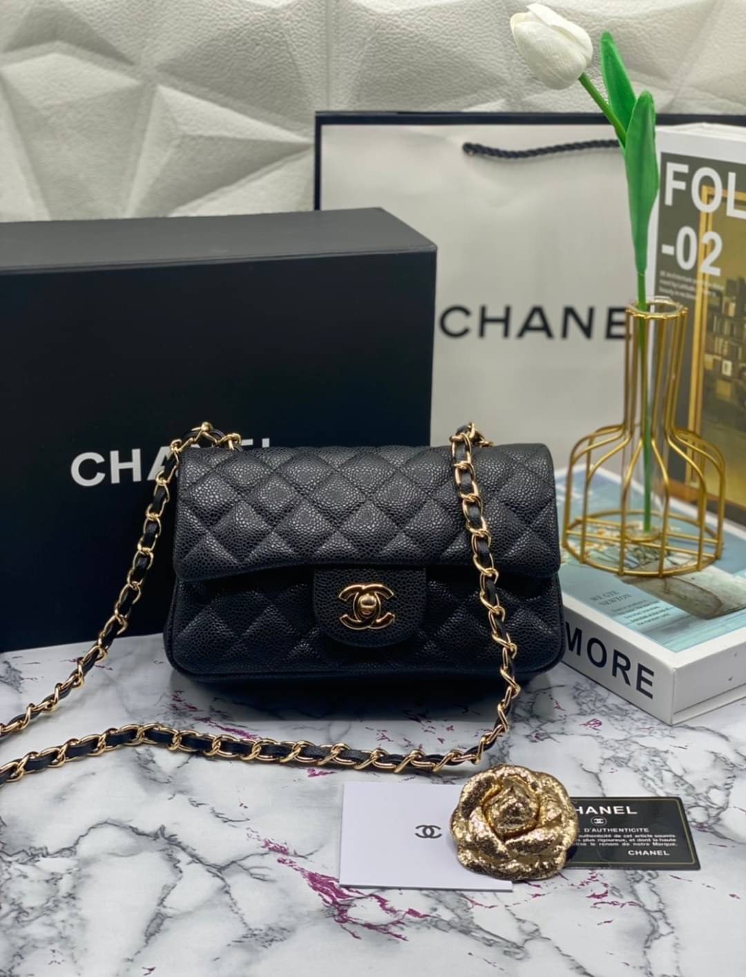 หนังแท้ CHANEL classic 8" black caviar รุ่นยอดนิยมไอเท็มฮิตวัสดุหนังคาเวียร์สวยคลาสสิค ด้านหน้ามีโลโก้แบรนด์อะไหล่ทอง/เงินสวยหรู ภายในสีแดงเบอกันดี้ เป็นใบยอดนิยมของสาวๆ เลยค่าา พร้อมส่งที่ไทยไม่ต้องรอพรีฯ สาวก Chanel Must Have! นะคะ