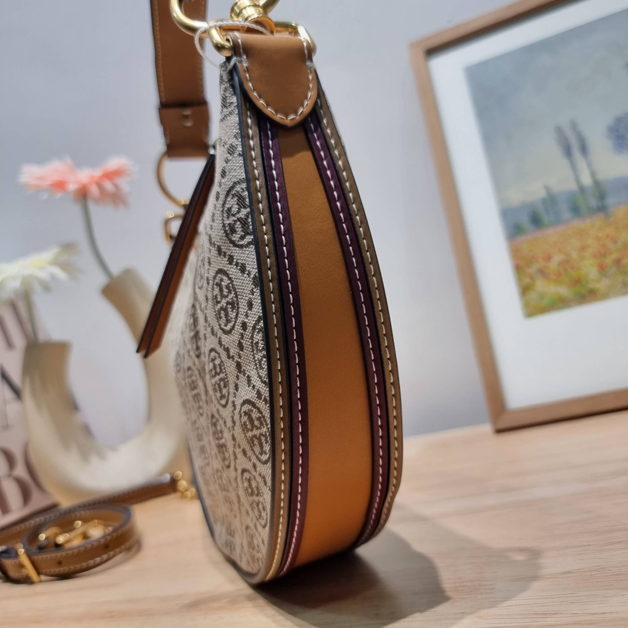 Tory Burch T Monogram Mini Crescent Bag / TORY BURCH T MONOGRAM MINI JACQUARD CRESCENT BAG ร้อนแรงกว่านี้ไม่มีแล้ว กับไอเท็มที่เซเลปรีวิวเยอะมาก!! สาวๆตามหากันไปอีก กระเป๋าทรง half moon ที่ดีไซน์บนผ้า jacquard ลวดลายซิกเนเจอร์ เรียบหรู ผู้ดีมากแม่!