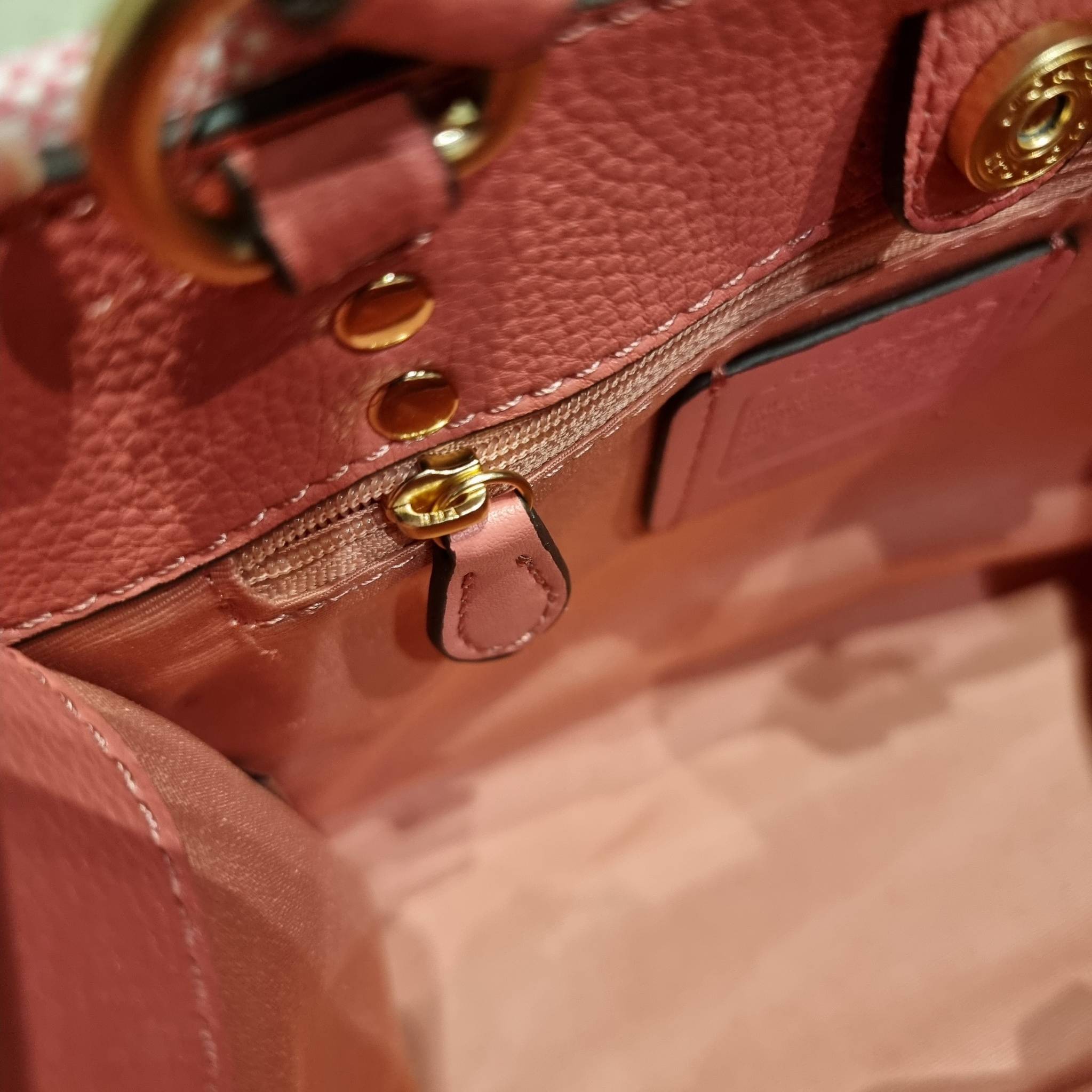 COACH C8198 DEMPSEY TOTE 22 WITH GARDEN PLAID PRINT AND COACH PATCH คอลใหม่สุดคิ้วท์ หวานๆใสๆ น่ารักชะมัด!! ดีไซน์ลายสก็อต เหมาะกับฟีลลิ่งปิคนิคเป็นที่สุด กระเป๋าทรงโท้ท ไซส์กำลังสวย ฟังก์ชั่นการใช้งานก็สะดวกที่สุด มีทั้งสายคล้องในตัว และสายครอสบอดี้ วัสด