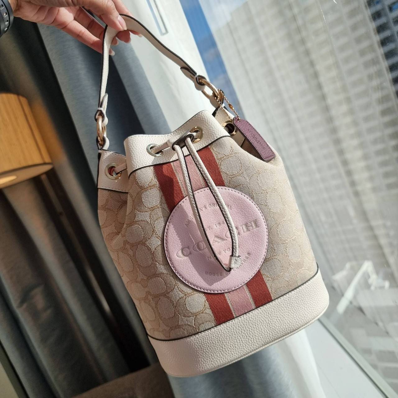OUTLET 】COACH DEMPSEY DRAWSTRING BUCKET BAG IN SIGNATURE JACQUARD WITH STRIPE AND COACH PATCH C4101 C4102 พี่สาวใบใหญ่สุดสวยมาแล้วจ้า!! กระเป๋าทรงถังไซส์ใหญ่ ที่สาวๆรอคอย ใช้งานง่ายด้วยการรูดหนังปิดรอบปากกระเป๋า ทุกอย่างลงตัวที่สุด!! โดดเด่นด้วยลวดลายสีสั