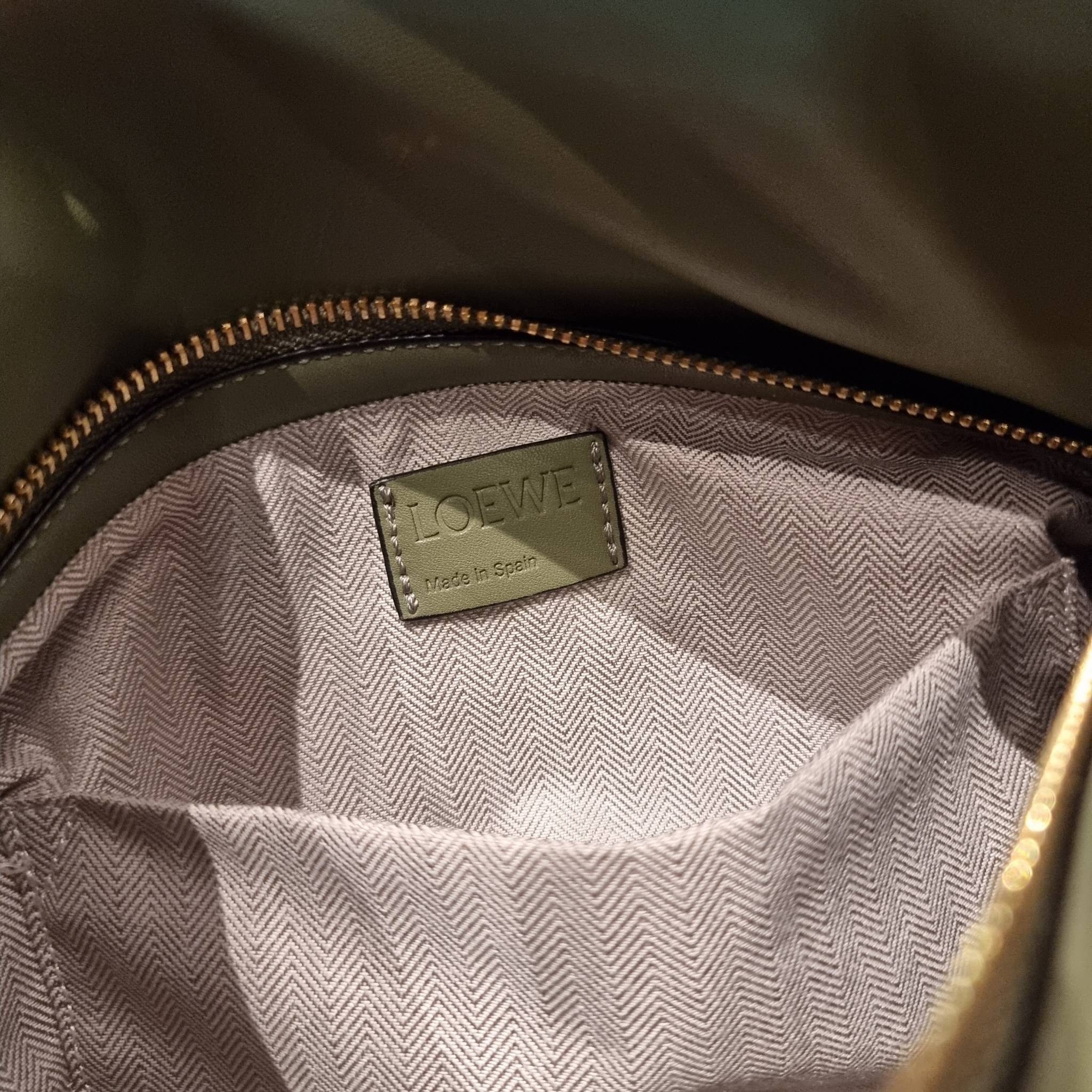 LOEWE PUZZLE HOBO BAG ใหม่ล่าสุด กับแบรนด์ที่มีดีไซน์โดดเด่นเป็นเอกลักษณ์ สวยหรูทุกรุ่นจริงๆ!! กระเป๋าสะพายโฮโบ ทรงสวย สไตล์พัซเซิลคลาสสิค วัสดุหนังวัวฟอกสี นิ่มมือ ฟินมาก!! เปิดใช้งานด้วยซิป ที่ภายในโล่งกว้าง ใส่ของสำคัญได้ครบไม่มีพลาด แบบสบายๆ มาพร้อมสา