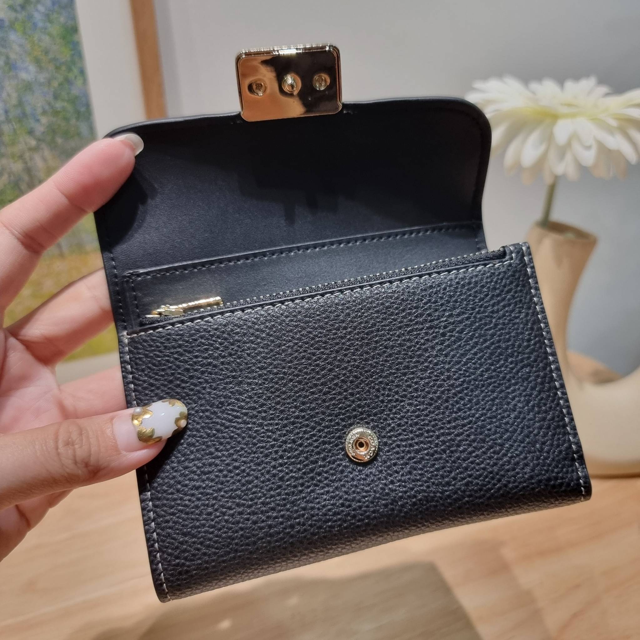 COACH MEDIUM GRACE WALLET IN SIGNATURE CANVAS CC061 CC060 CC059 พร้อมส่ง 5 สี กระเป๋าสตางค์ใบกลาง ดีไซน์หรู โดดเด่นด้วยโลโก้สไตล์วินเทจ คลาสสิค โทนสีใช้งานง่าย