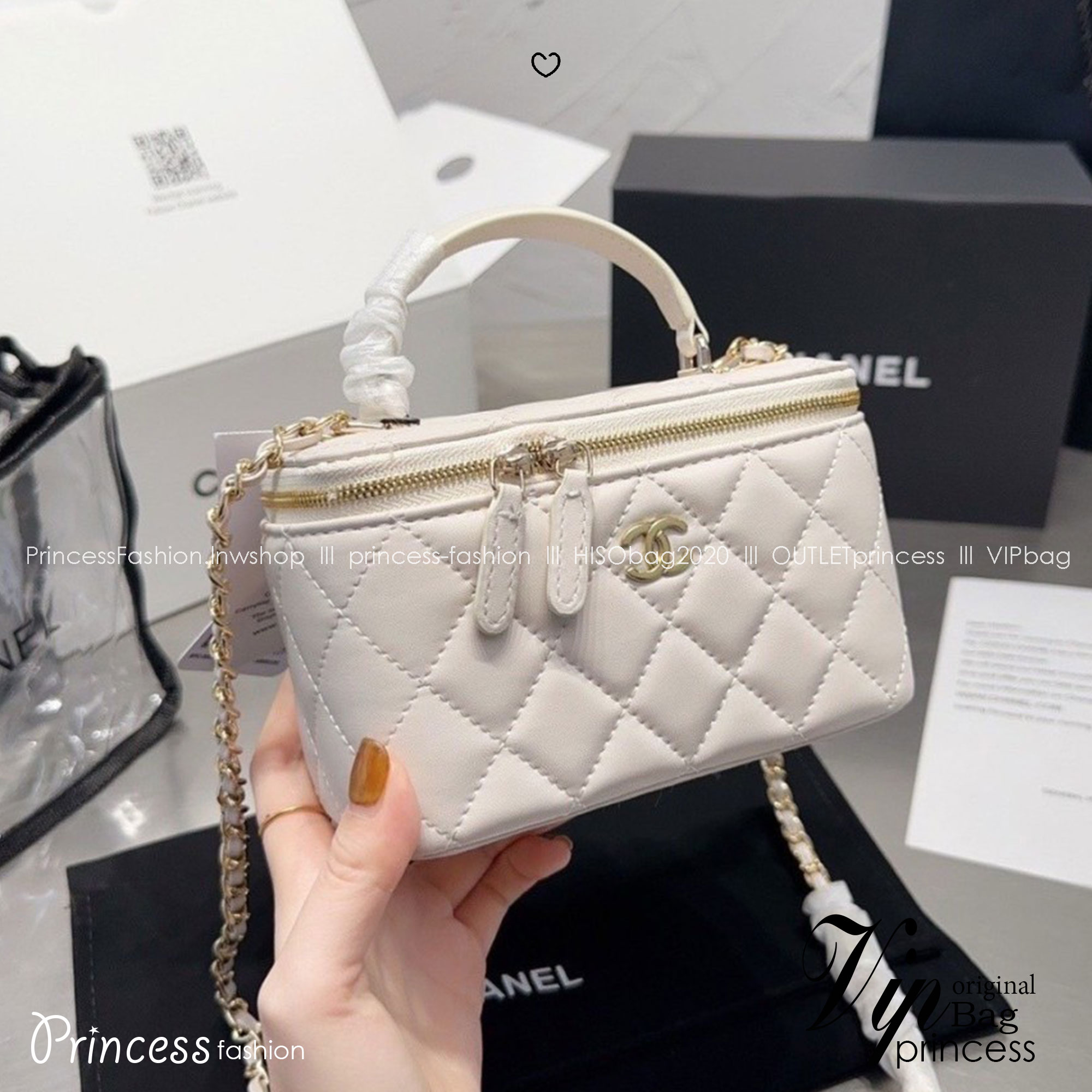 CHANEL Vanity Top Handle Bag / Chanel makeup bag กระเป๋าใส่เครื่องสำอางค์สวยหรู น่ารักลูกคุณหนูต้องยกให้ใบนี้เลยค่า ด้านในกว้างขวาง จะใช้เองหรือเป็นของขวัญ ของฝาก แนะนำรุ่นนี้เลยค่ะ!